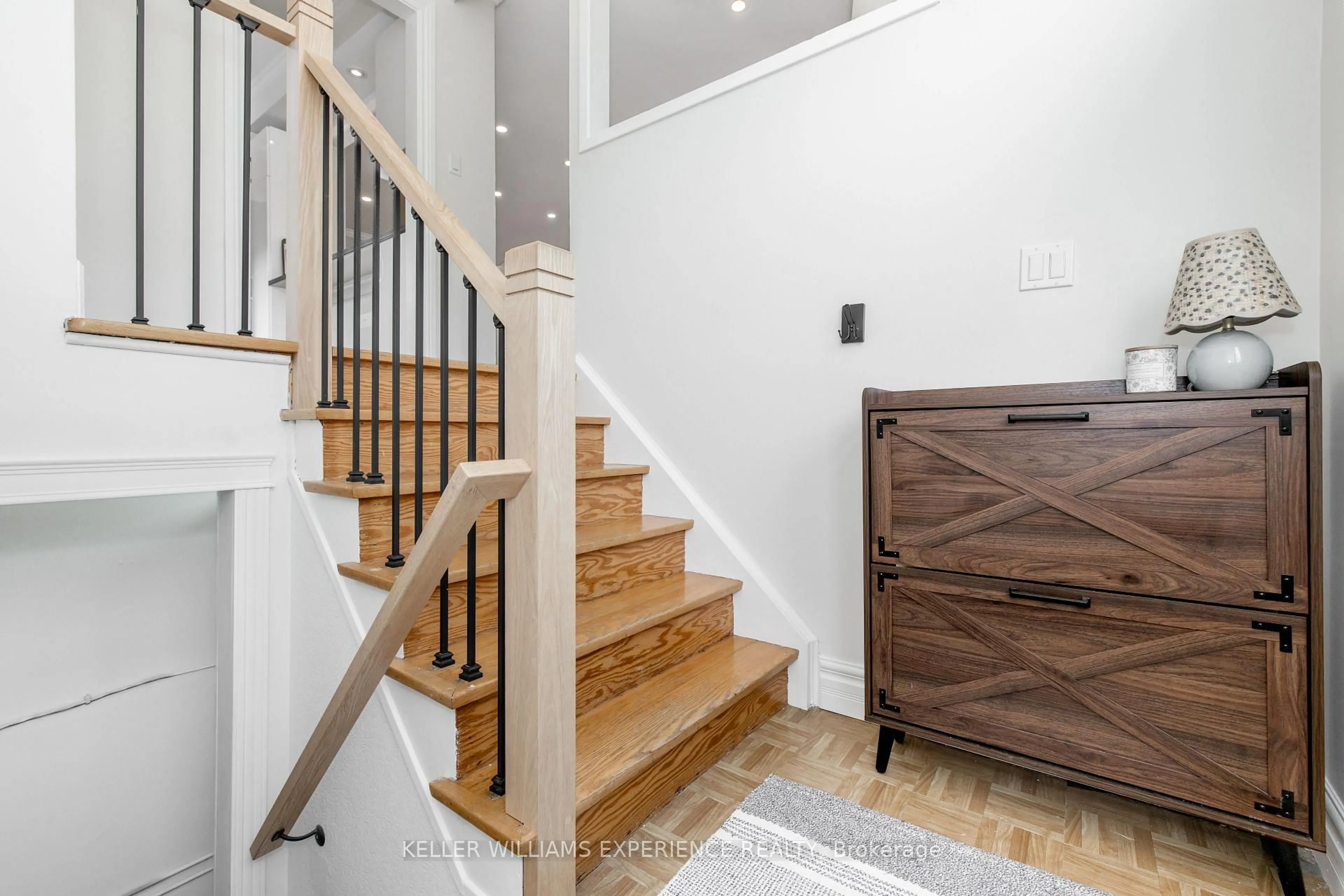 Indoor entryway for 94 Back St, Bradford West Gwillimbury Ontario L3Z 1W7