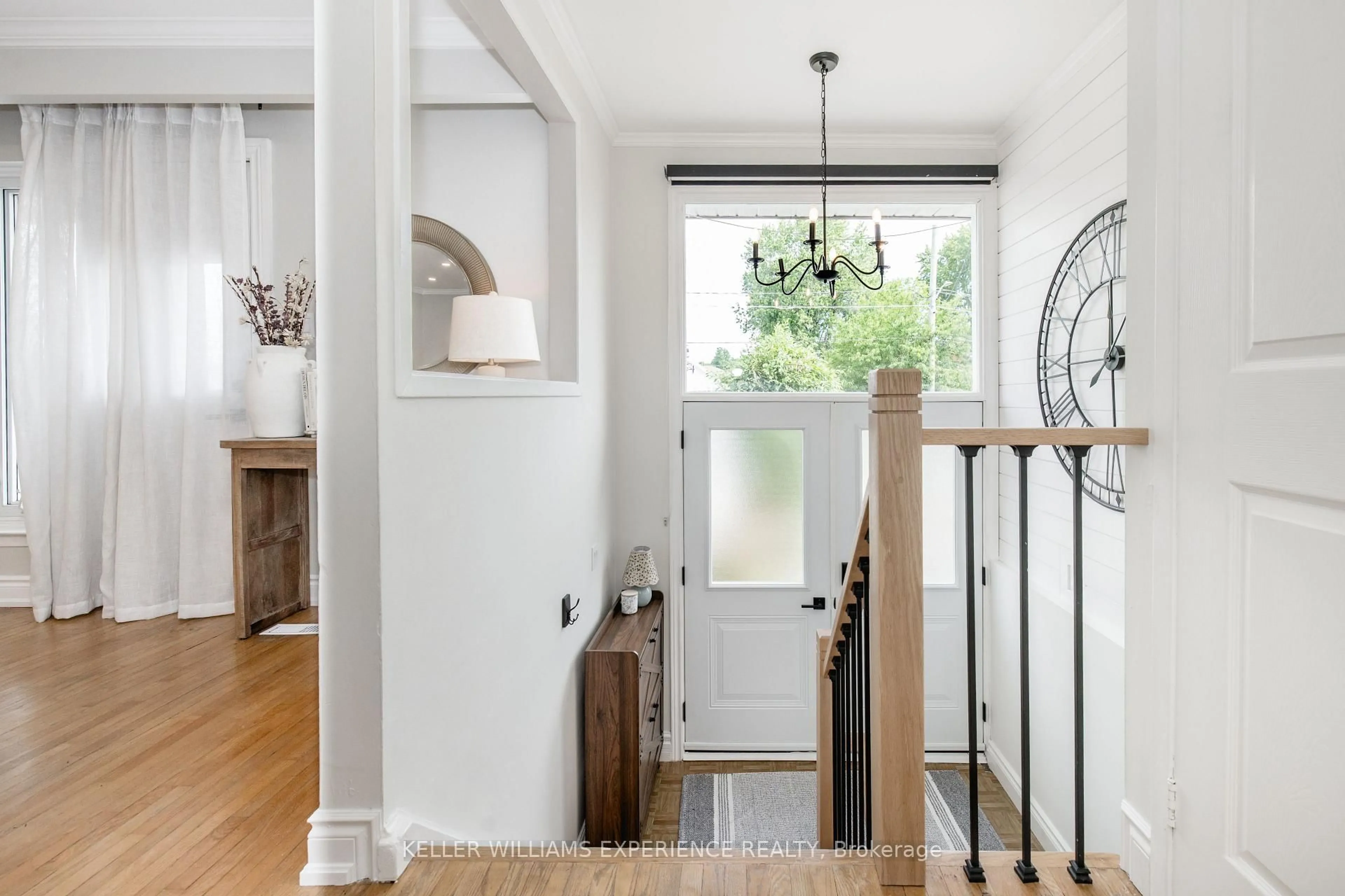 Indoor entryway for 94 Back St, Bradford West Gwillimbury Ontario L3Z 1W7