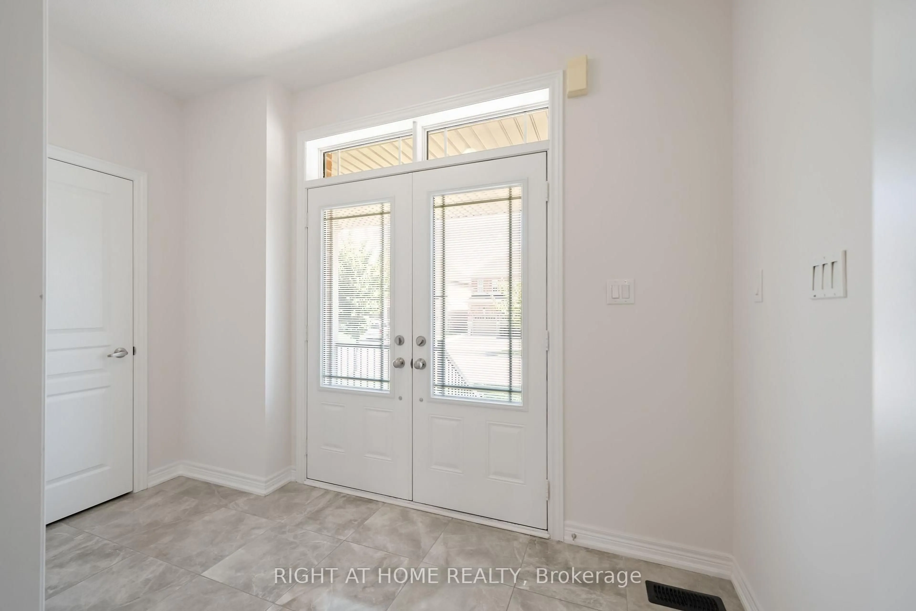 Indoor entryway for 972 Green St, Innisfil Ontario L0L 1W0