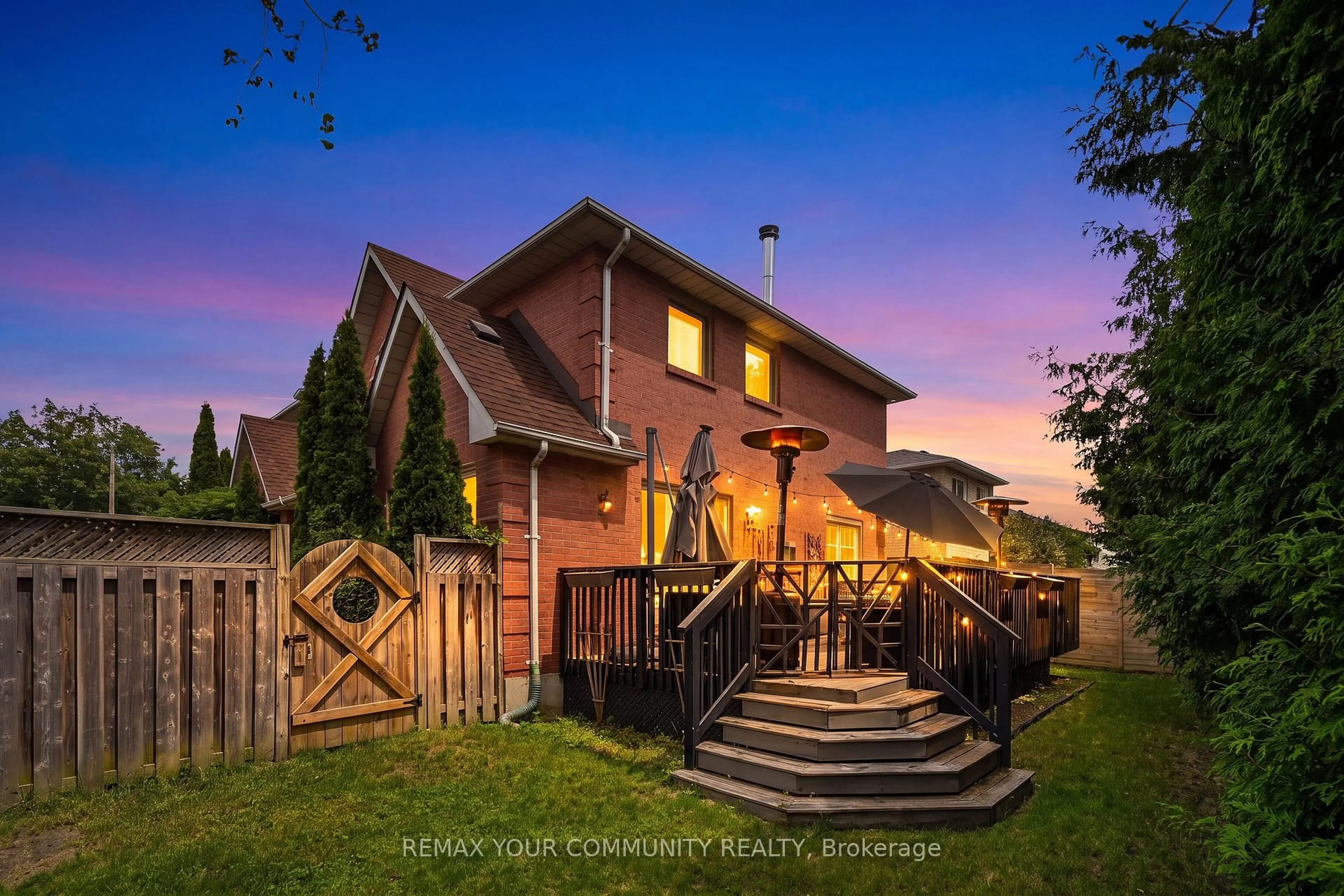 Patio, street for 68 Autumn Way, Aurora Ontario L4G 4P4