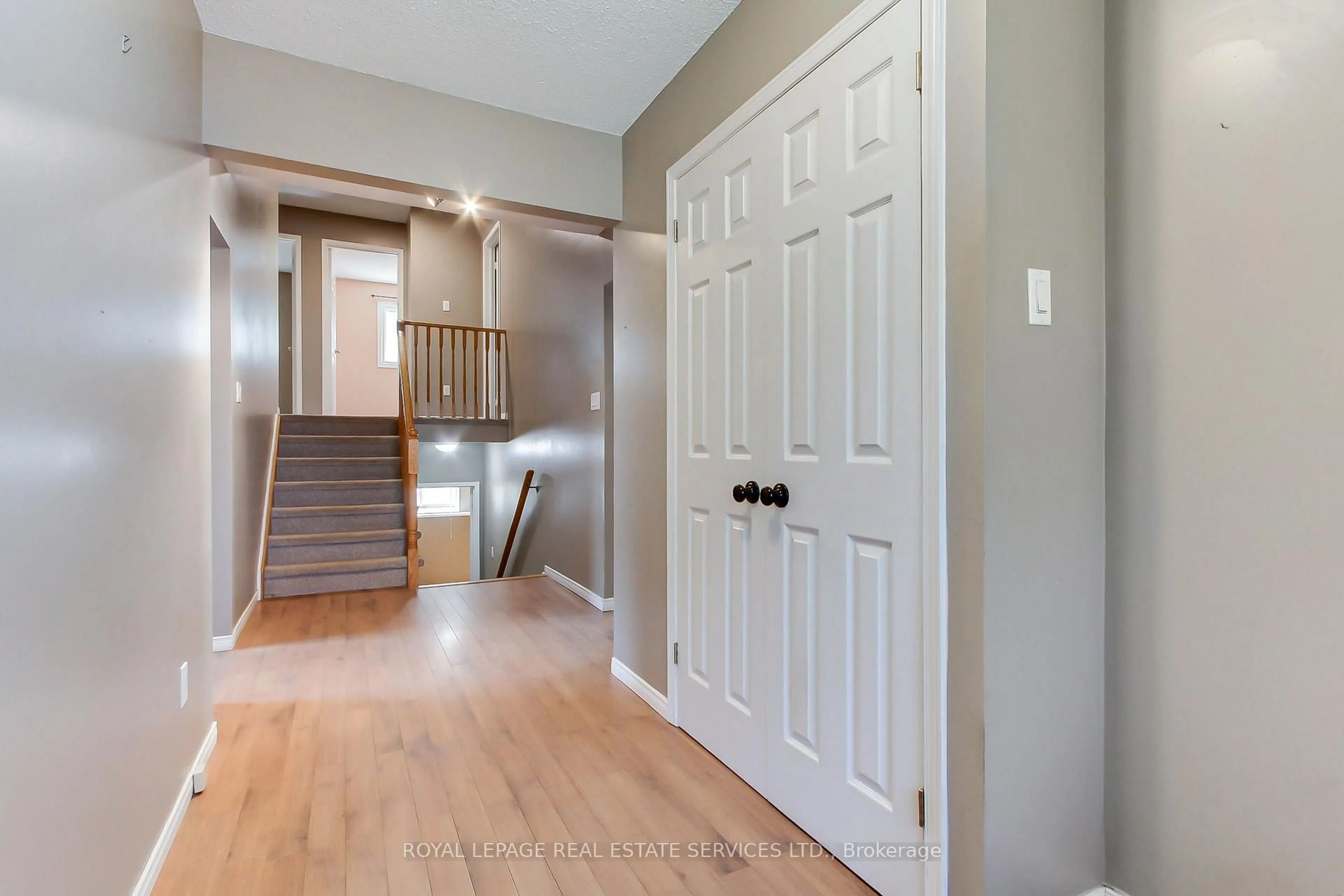 Indoor entryway for 51 Nottawasaga Dr, Essa Ontario L0M 1B0