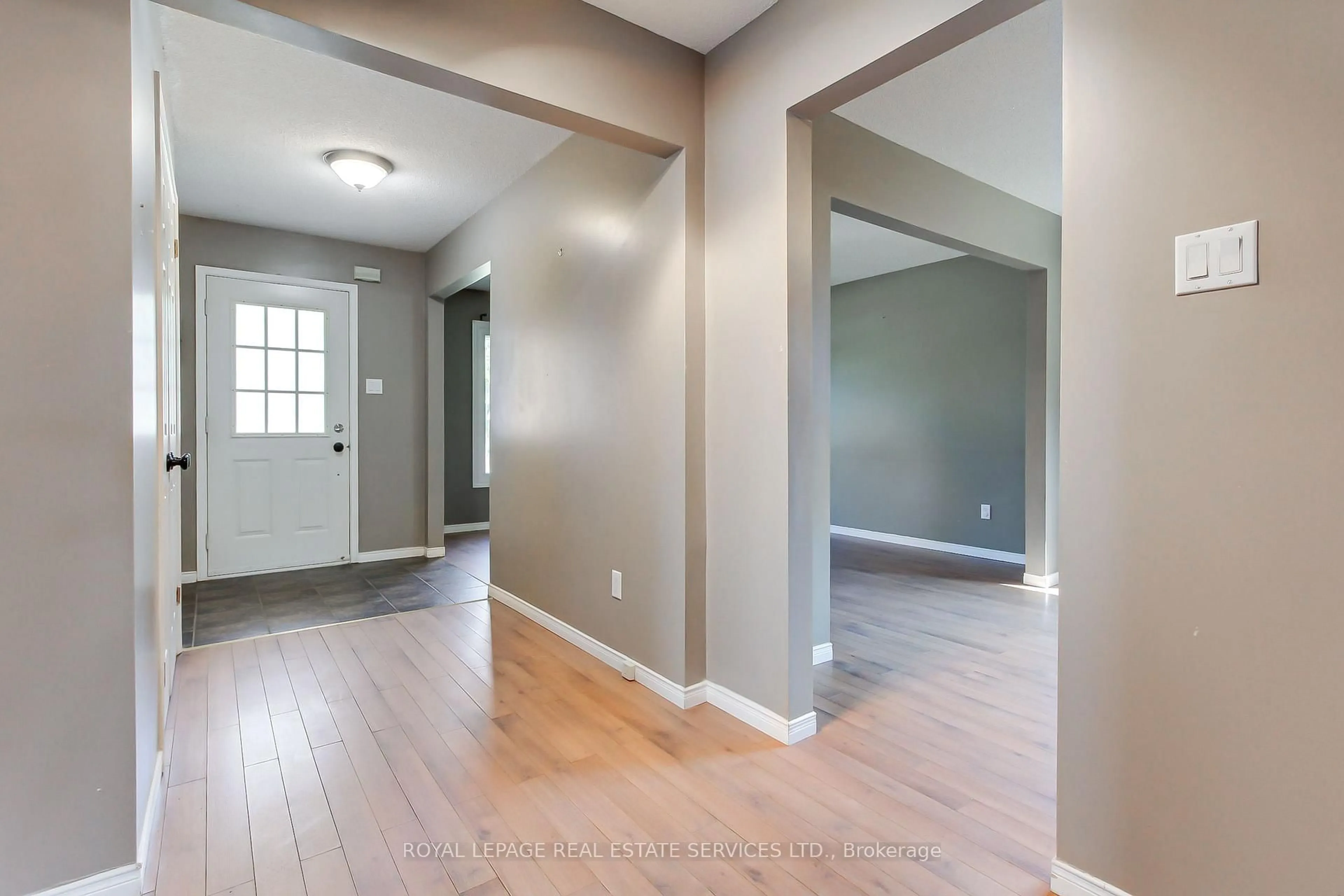 Indoor entryway for 51 Nottawasaga Dr, Essa Ontario L0M 1B0