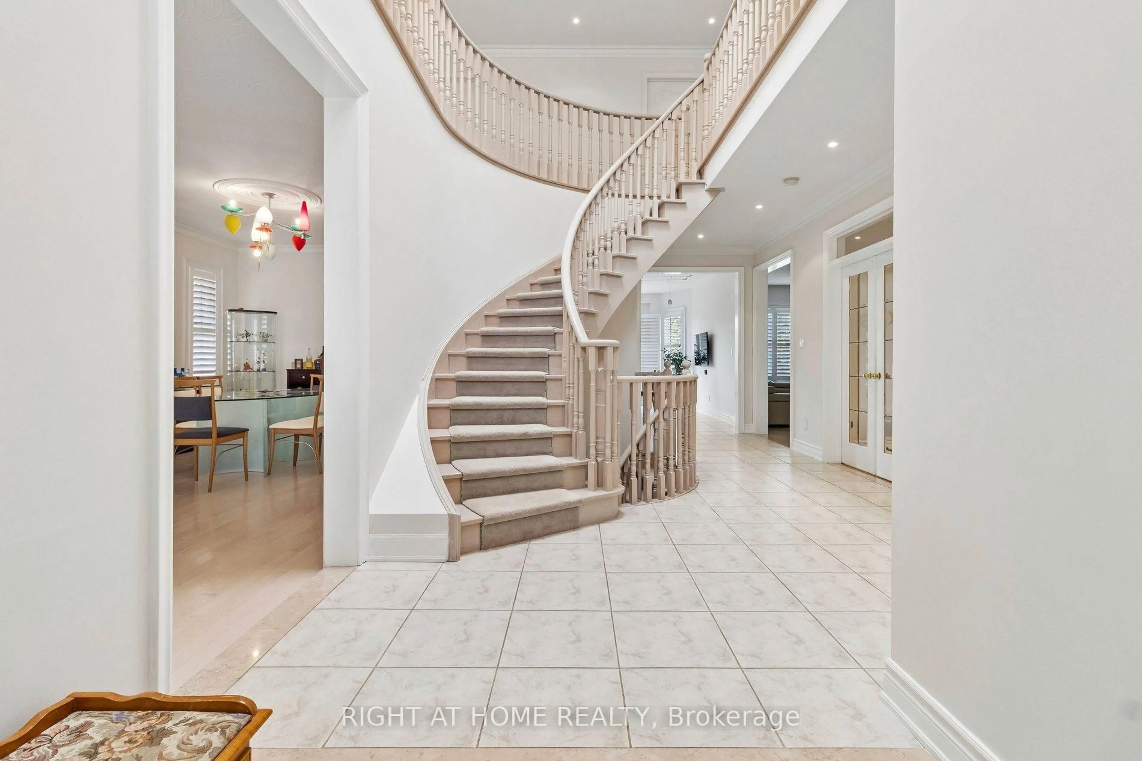 Indoor foyer for 35 Palace Crt, Richmond Hill Ontario L4B 4C3
