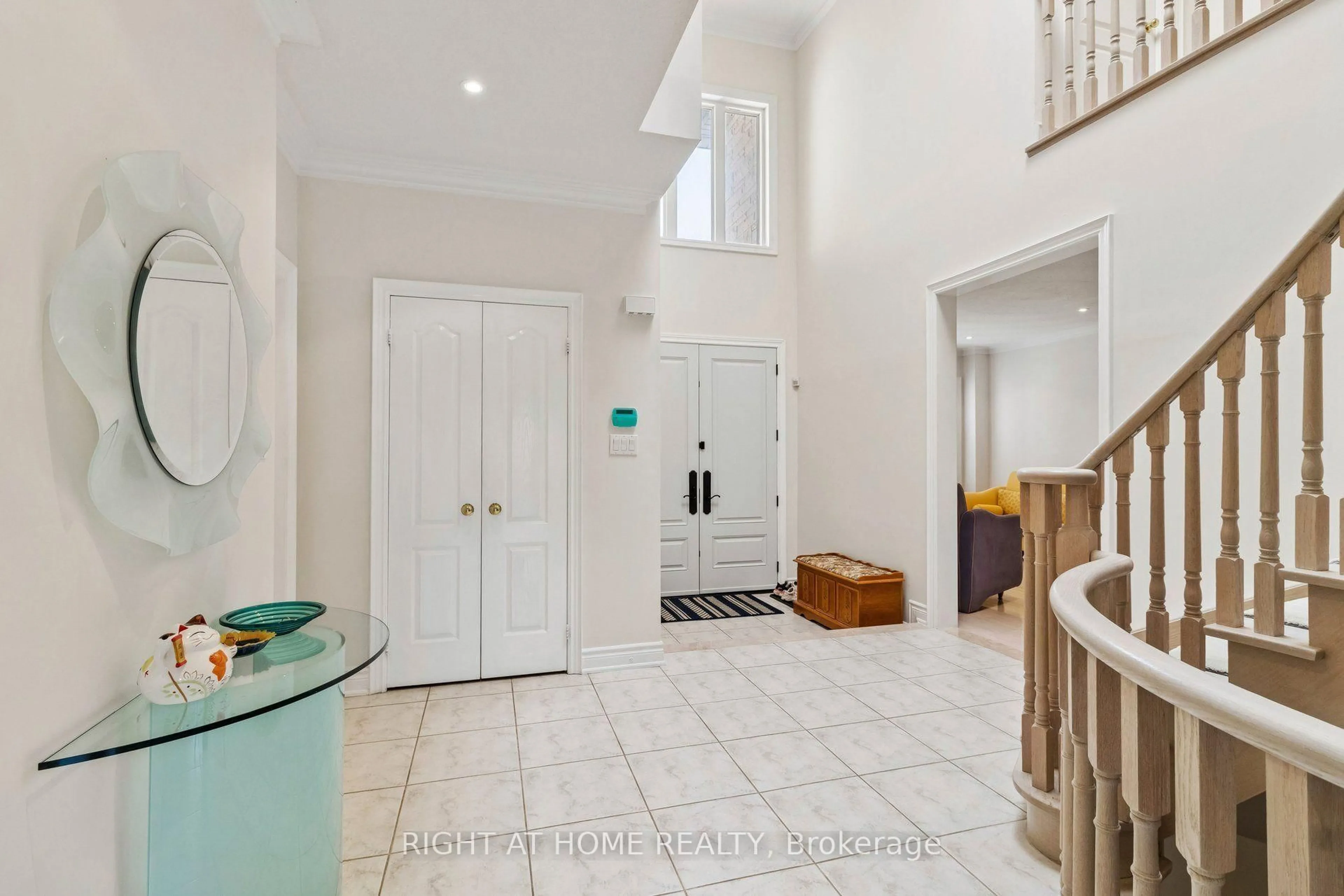 Indoor foyer for 35 Palace Crt, Richmond Hill Ontario L4B 4C3