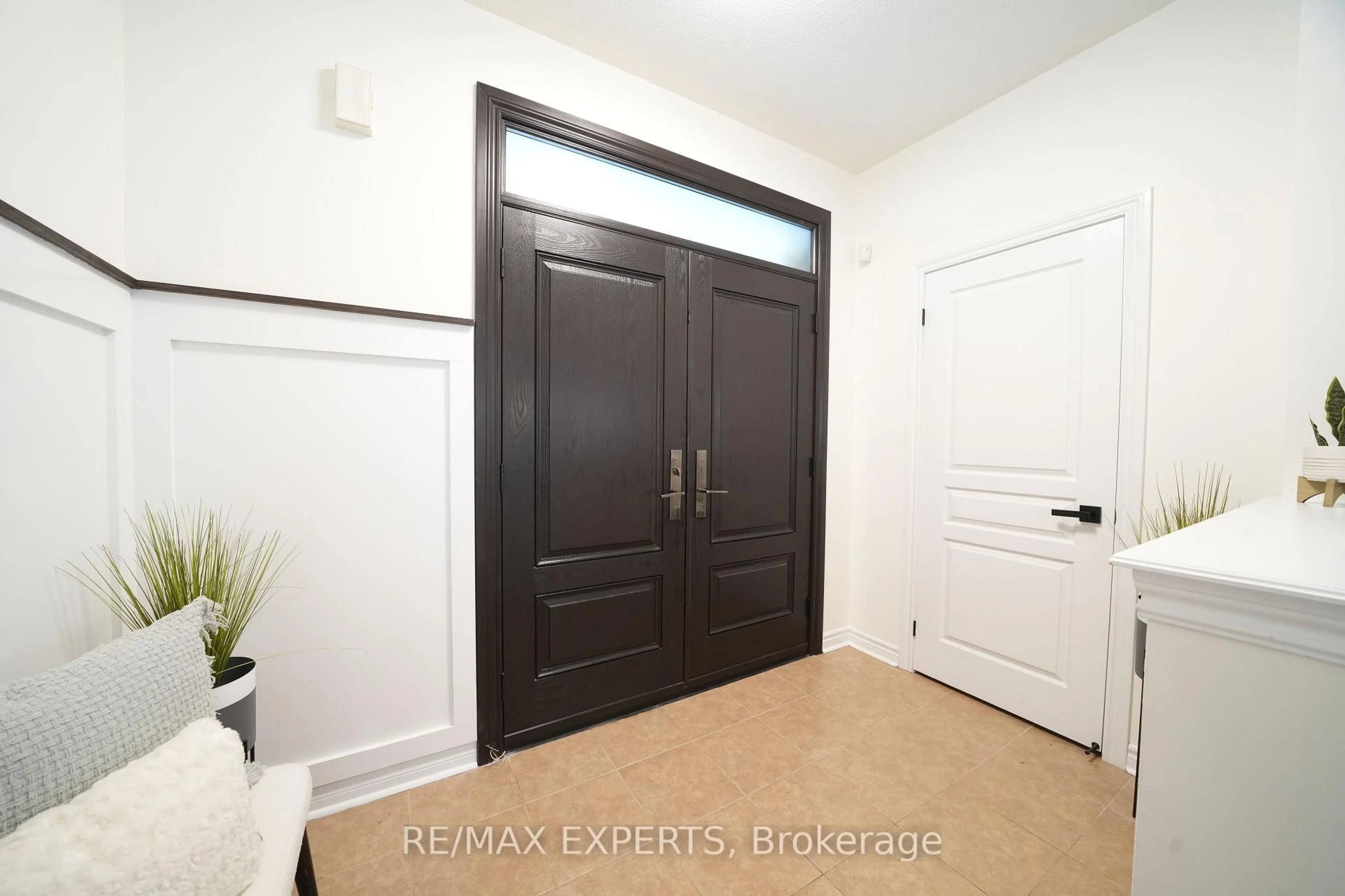 Indoor entryway for 53 Braith Cres, Whitchurch-Stouffville Ontario L4A 0B9