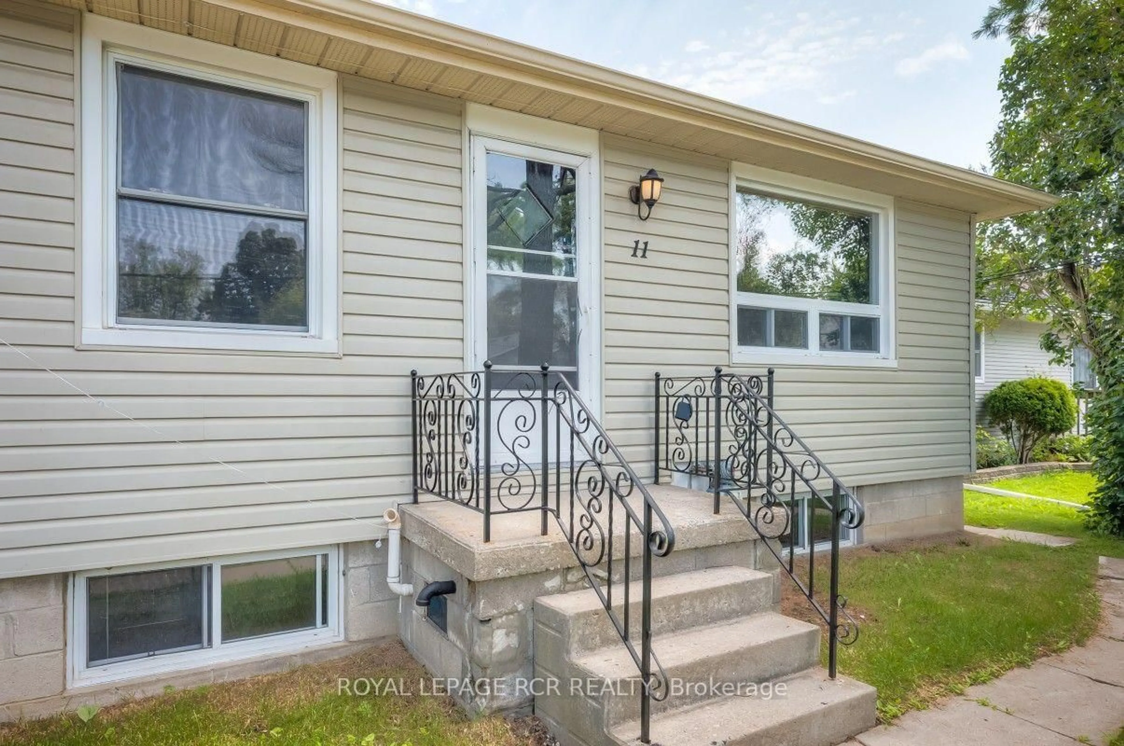 Home with vinyl exterior material, street for 11 Jacksons Point Ave, Georgina Ontario L0E 1L0