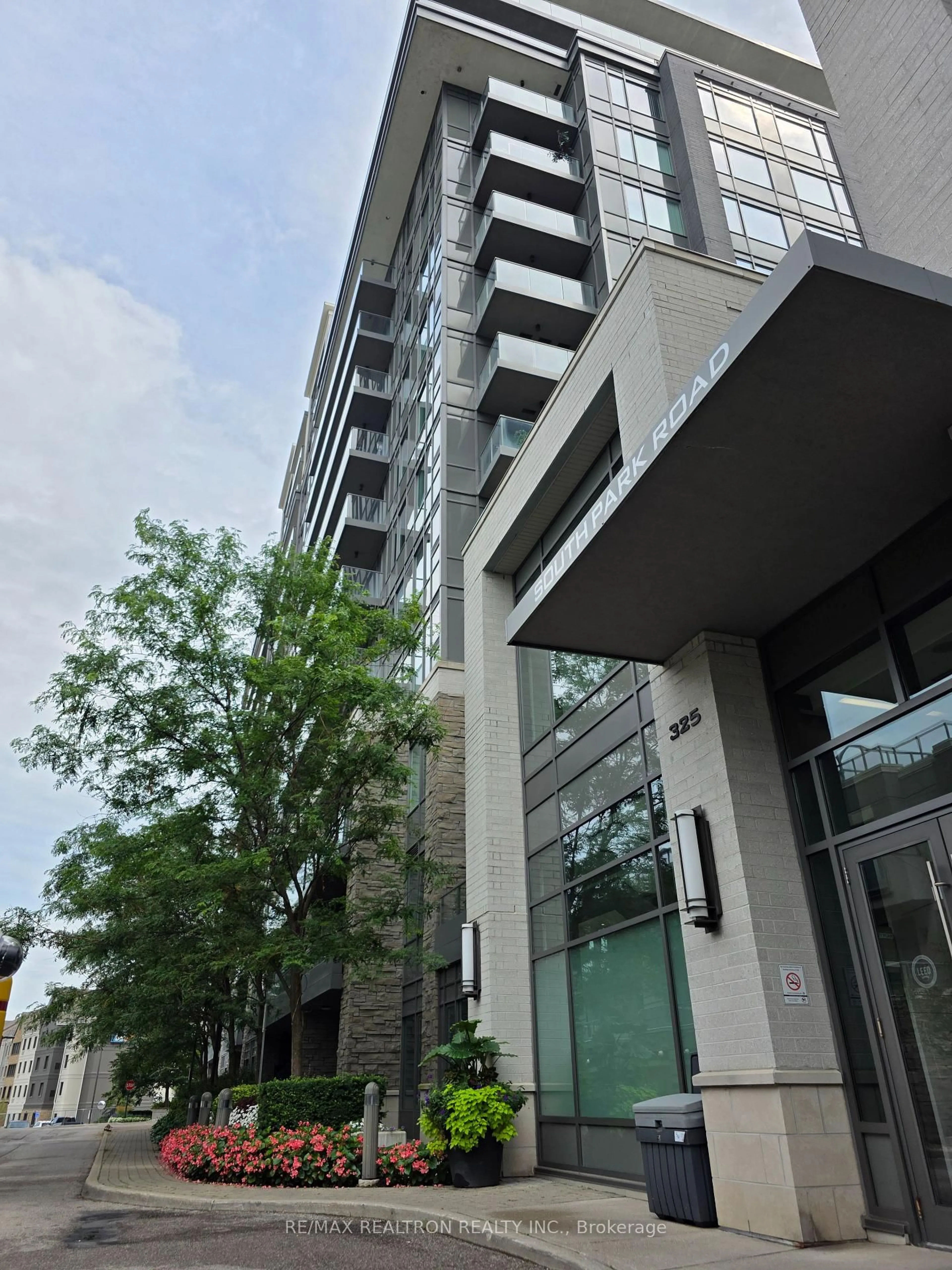 Indoor foyer for 325 South Park Rd #603, Markham Ontario L3T 0B8
