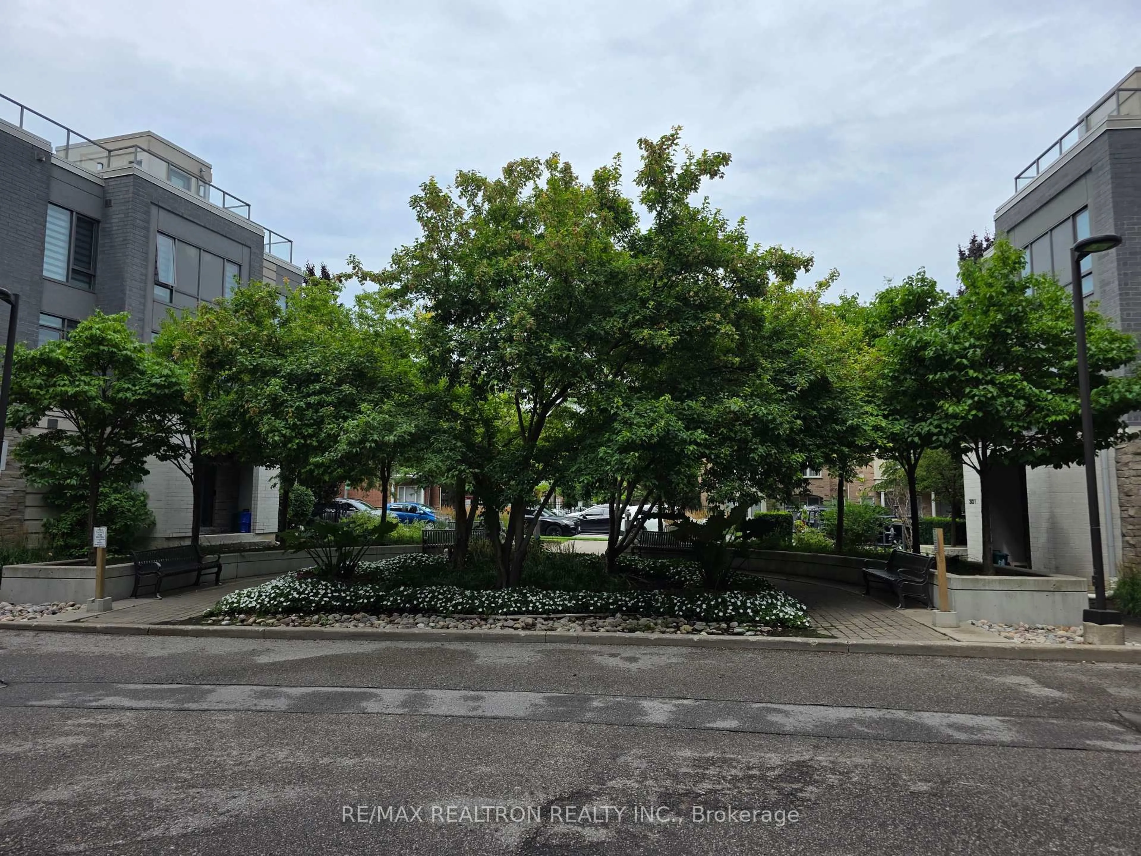 A pic from outside/outdoor area/front of a property/back of a property/a pic from drone, street for 325 South Park Rd #603, Markham Ontario L3T 0B8