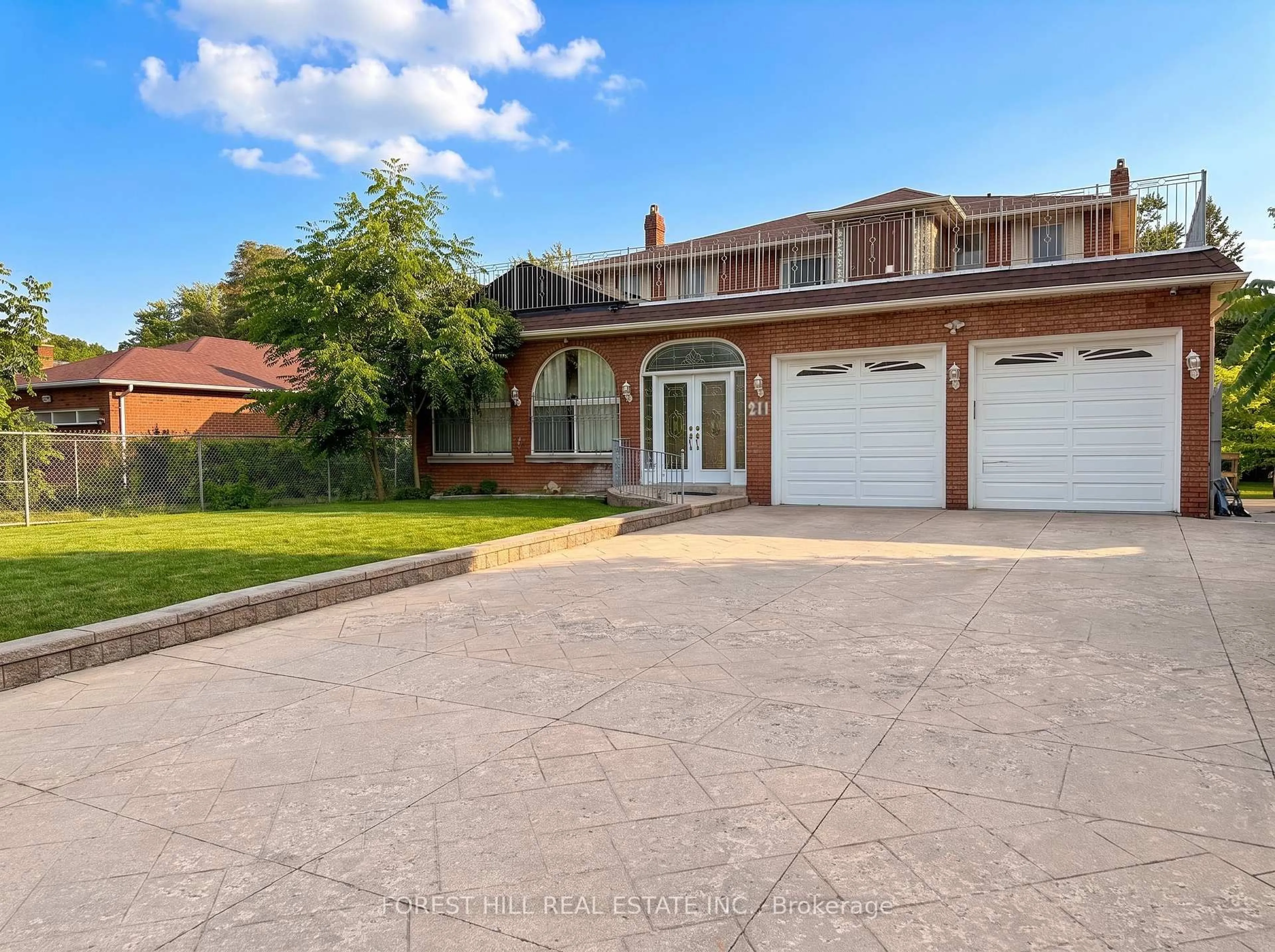 A pic from outside/outdoor area/front of a property/back of a property/a pic from drone, street for 211 Carrville Rd, Richmond Hill Ontario L4C 6E4