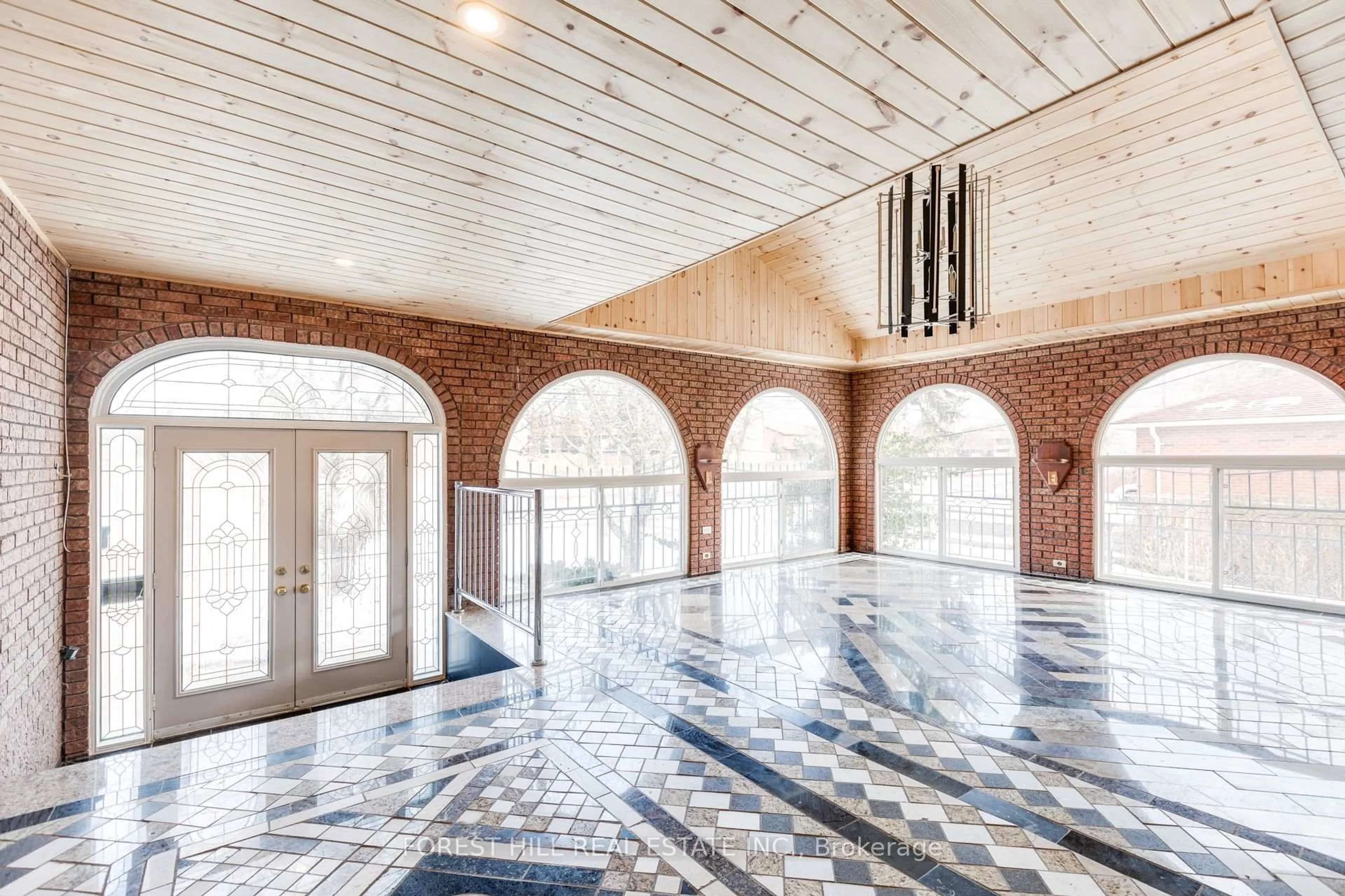 Indoor foyer for 211 Carrville Rd, Richmond Hill Ontario L4C 6E4