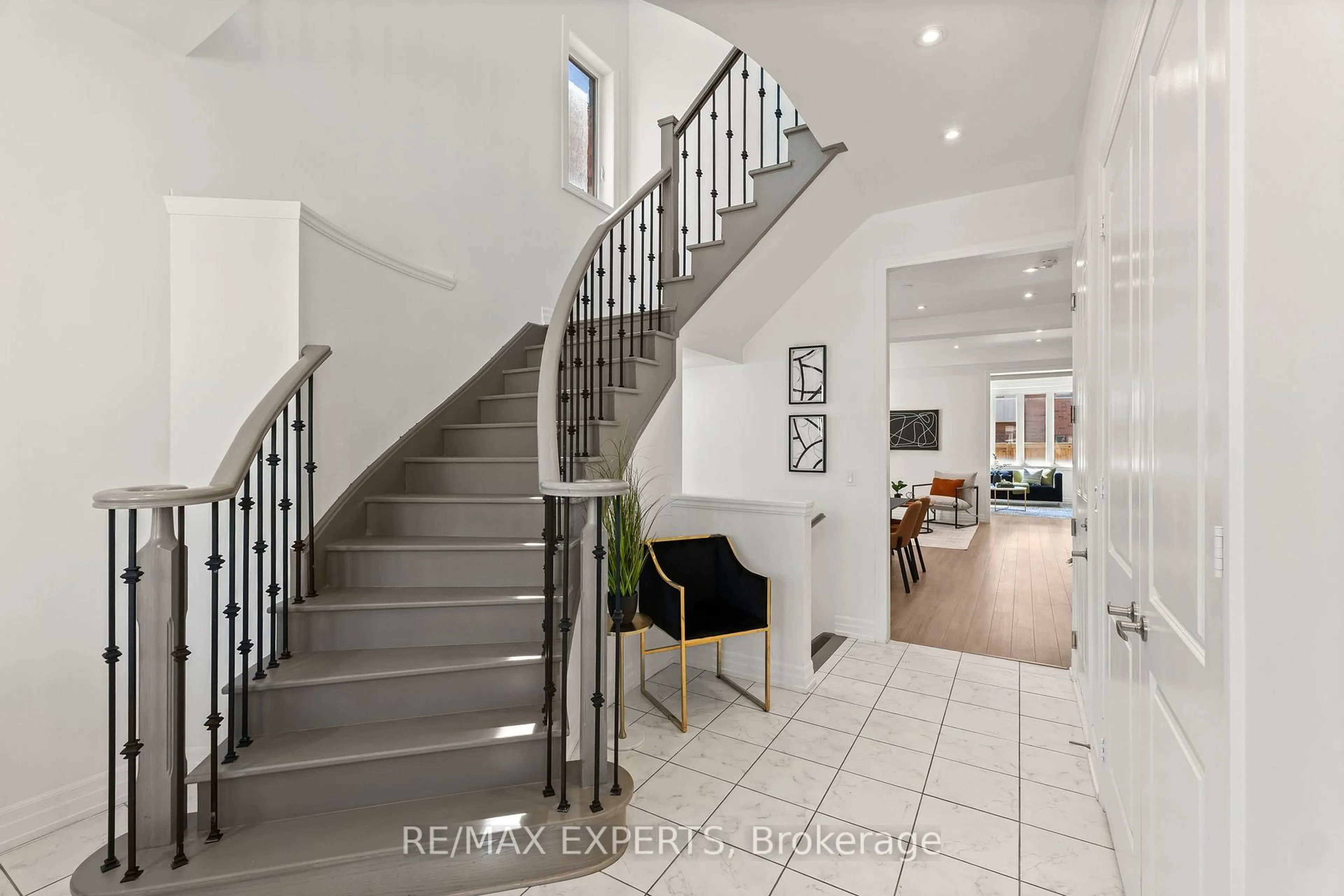 Indoor entryway for 17 Red Rose Lane, East Gwillimbury Ontario L9N 0V1