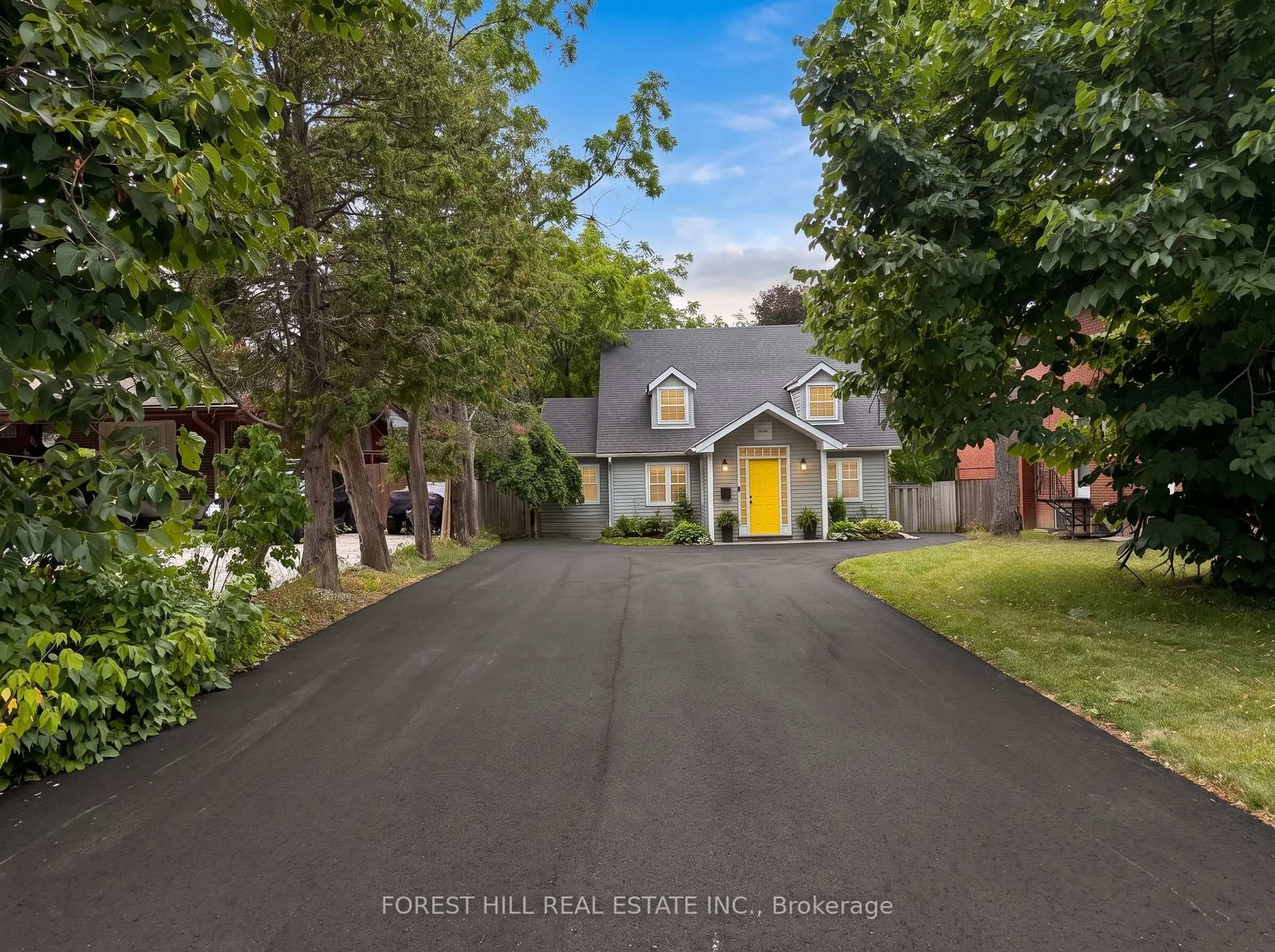 A pic from outside/outdoor area/front of a property/back of a property/a pic from drone, street for 231 Carrville Rd, Richmond Hill Ontario L4C 6E4