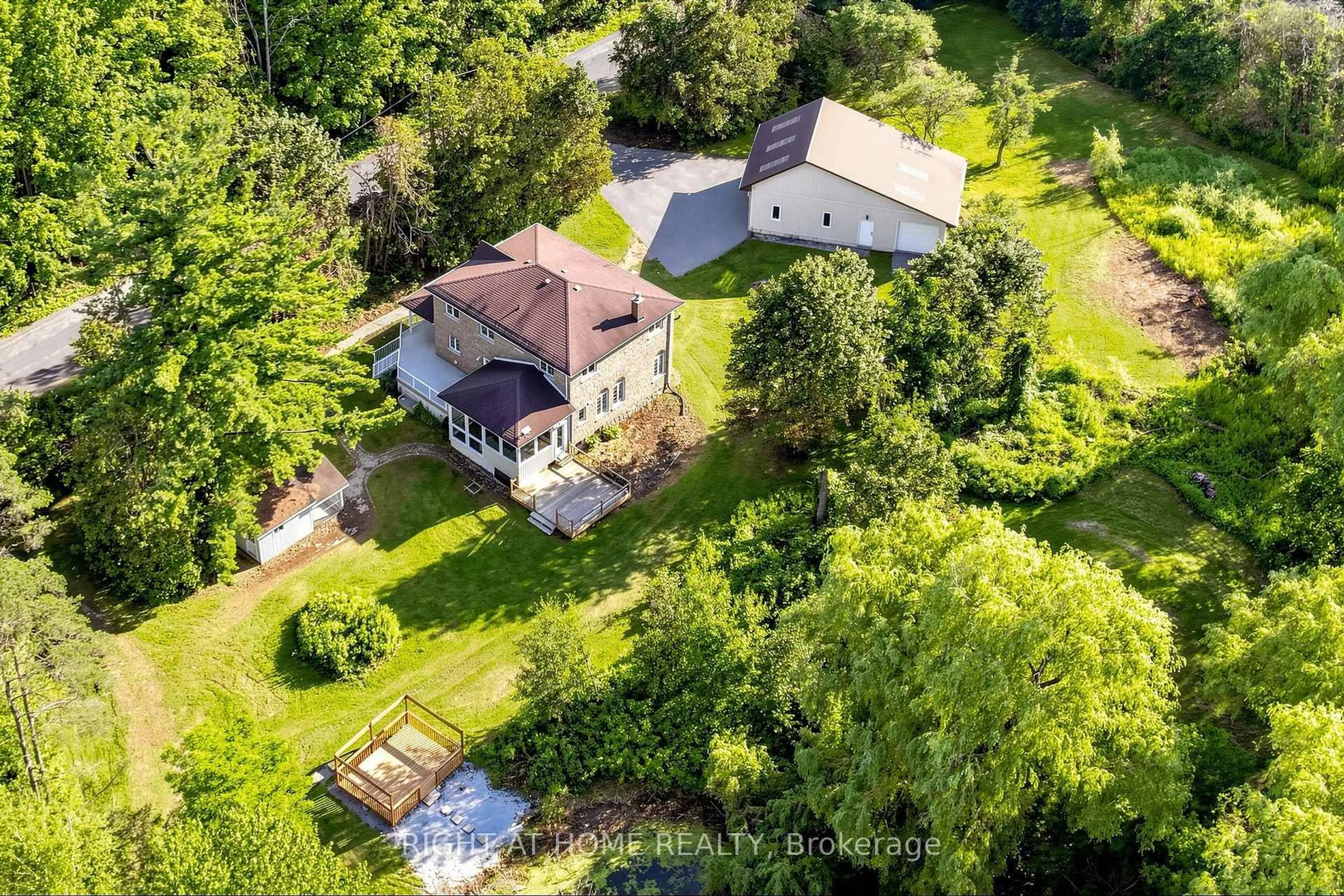A pic from outside/outdoor area/front of a property/back of a property/a pic from drone, building for 3016 Cole Rd, East Gwillimbury Ontario L0G 1R0