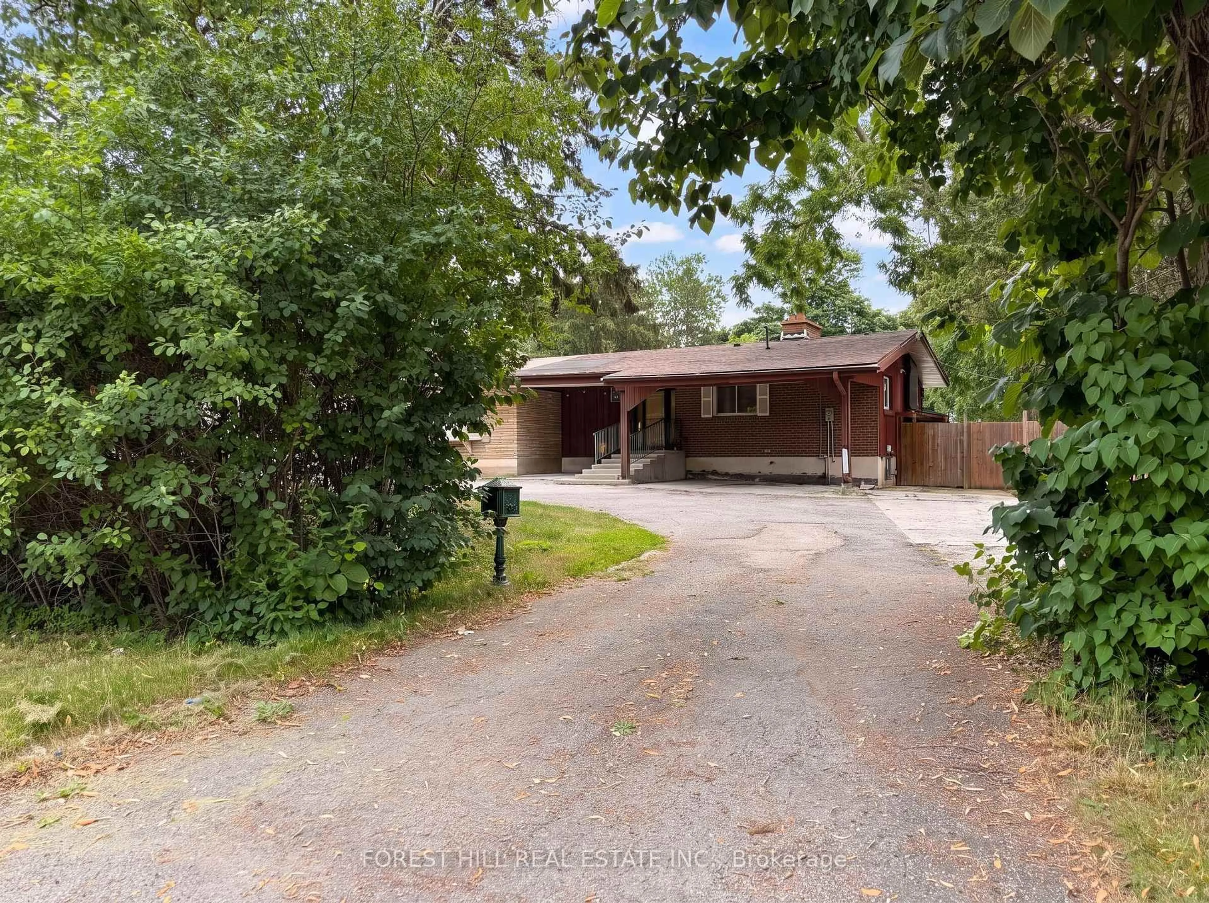 A pic from outside/outdoor area/front of a property/back of a property/a pic from drone, street for 225 Carrville Rd, Richmond Hill Ontario L4C 6E4