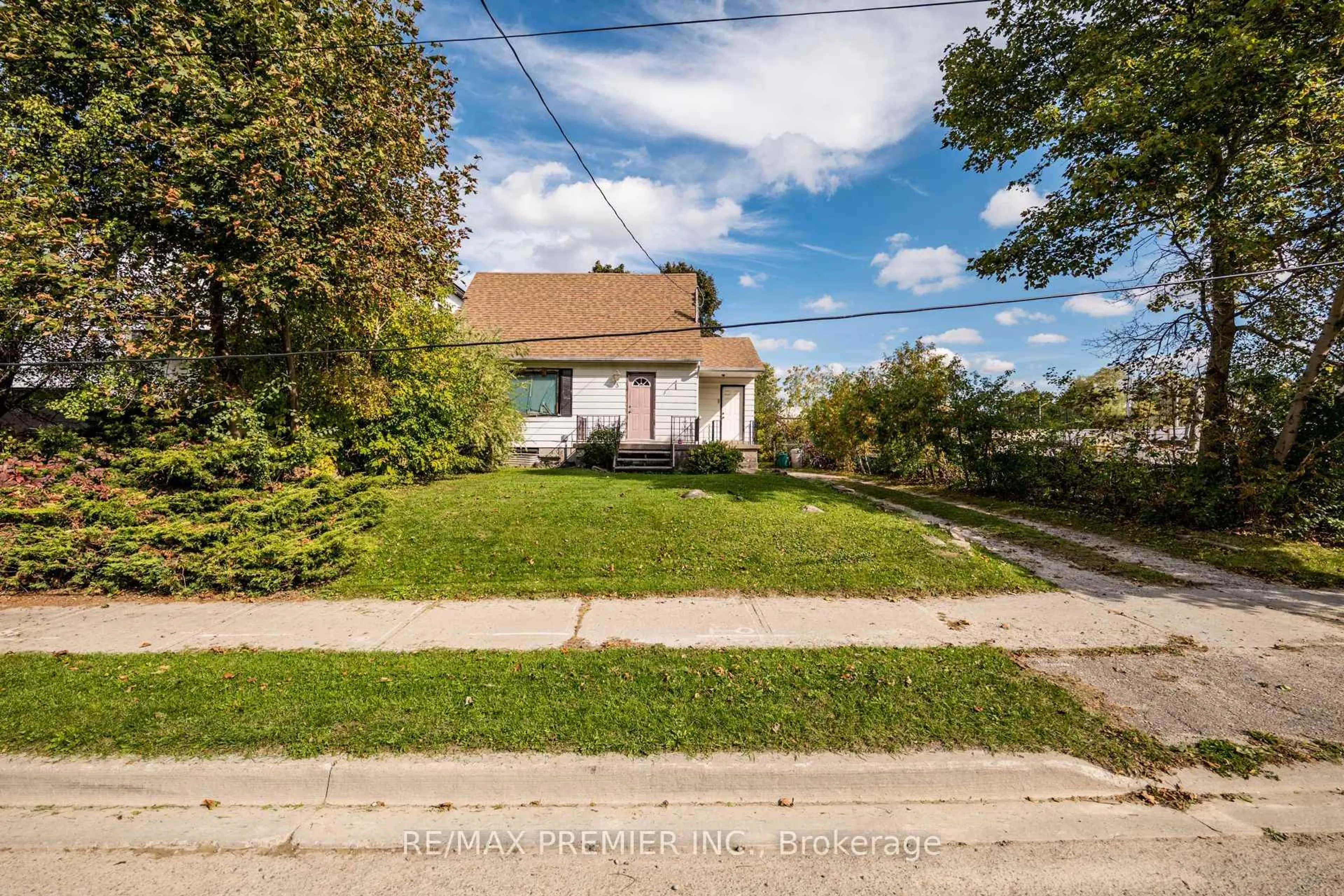 A pic from outside/outdoor area/front of a property/back of a property/a pic from drone, street for 3 Parker Ave, Richmond Hill Ontario L4E 2W4