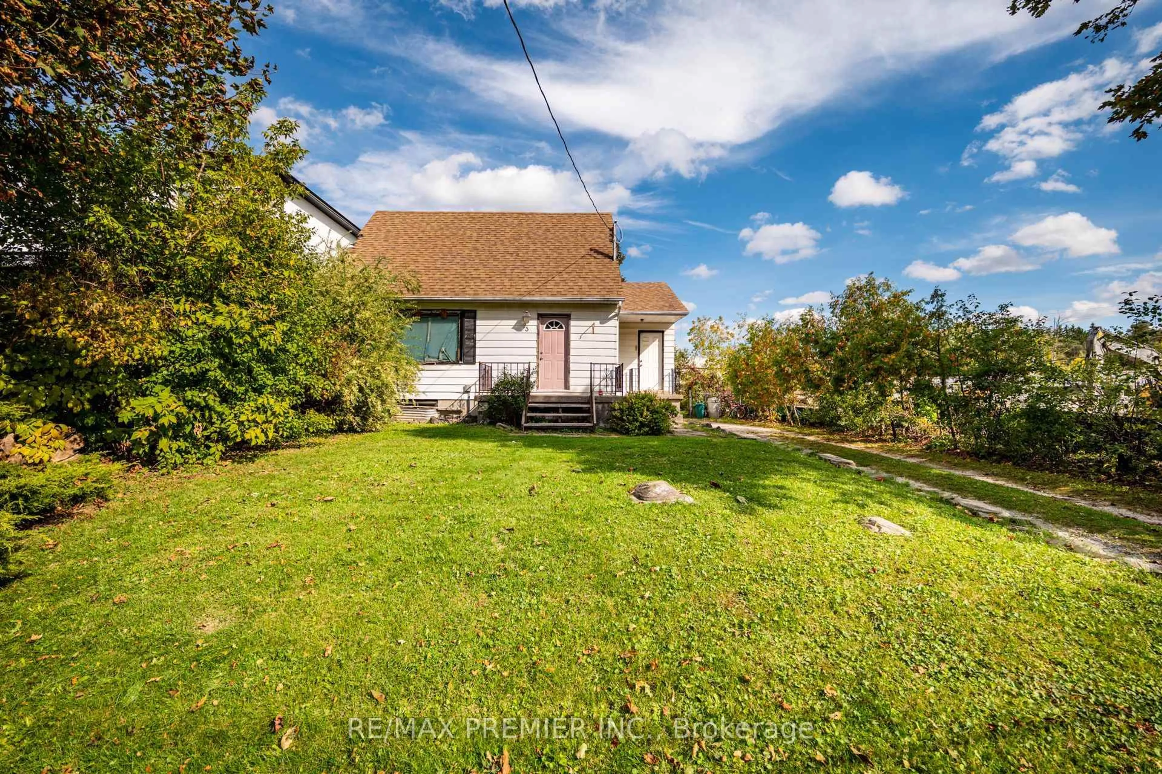 A pic from outside/outdoor area/front of a property/back of a property/a pic from drone, water/lake/river/ocean view for 3 Parker Ave, Richmond Hill Ontario L4E 2W4