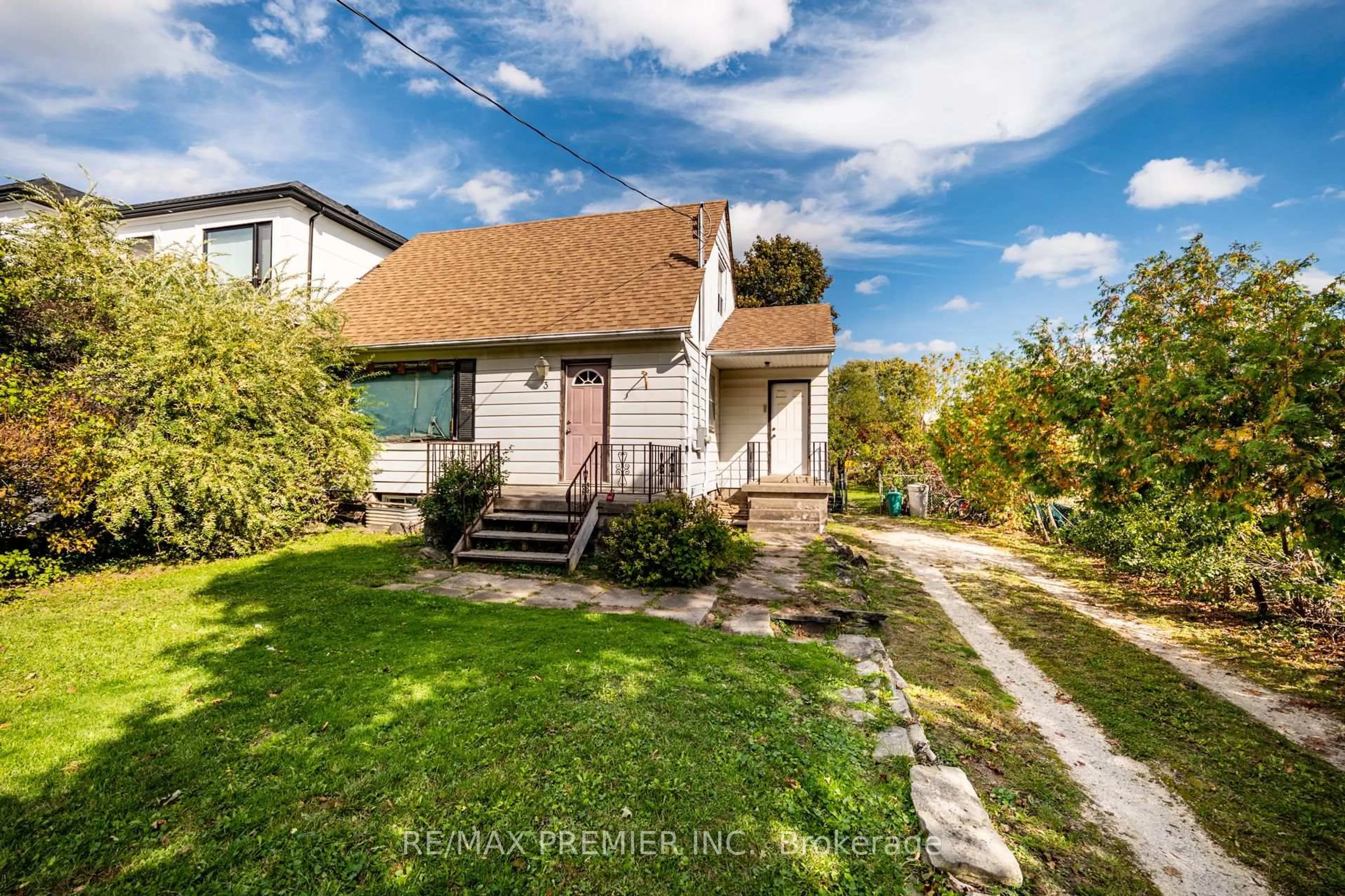 A pic from outside/outdoor area/front of a property/back of a property/a pic from drone, street for 3 Parker Ave, Richmond Hill Ontario L4E 2W4