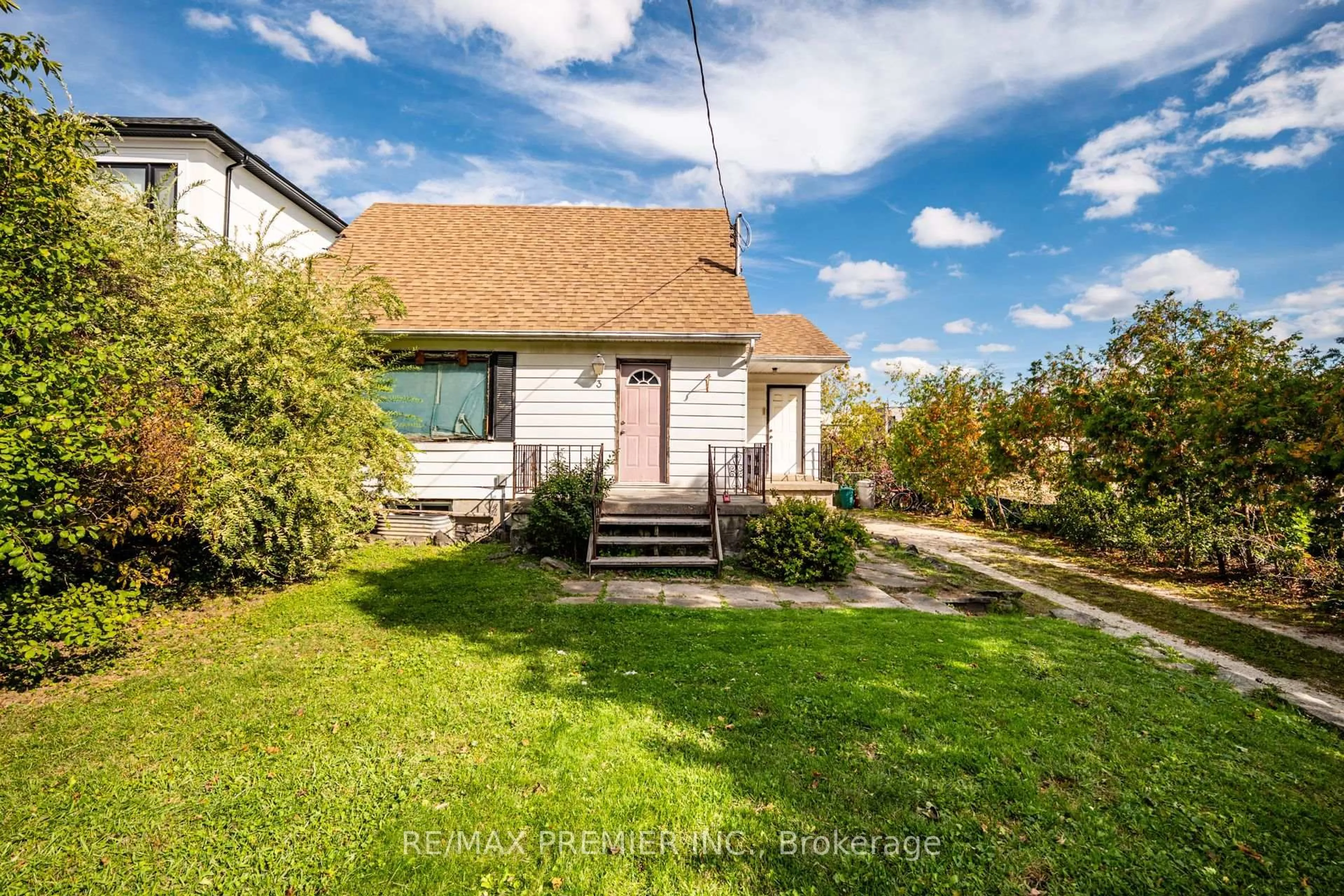 A pic from outside/outdoor area/front of a property/back of a property/a pic from drone, street for 3 Parker Ave, Richmond Hill Ontario L4E 2W4