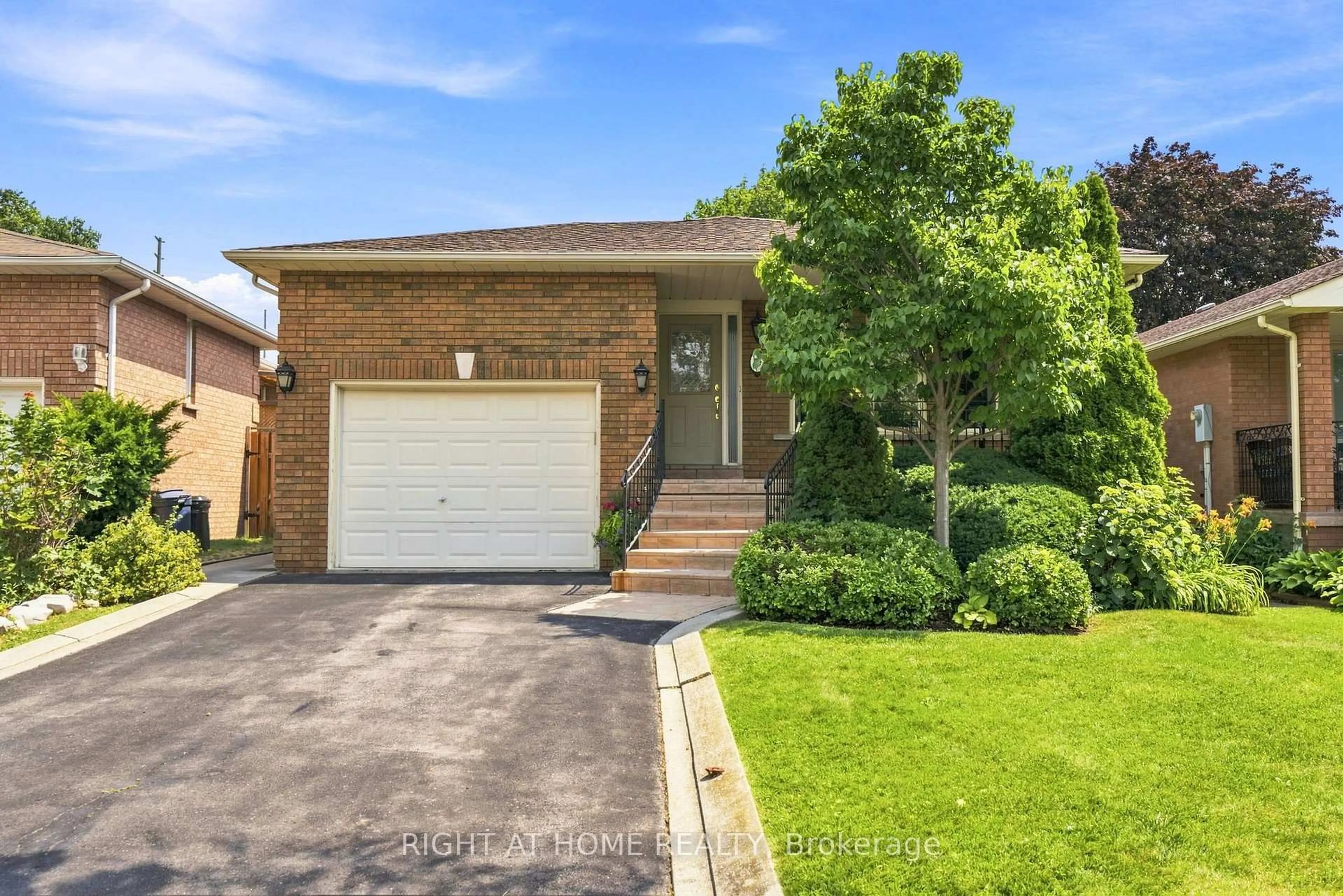 Home with brick exterior material, street for 39 Dante Crt, Vaughan Ontario L4L 7V5