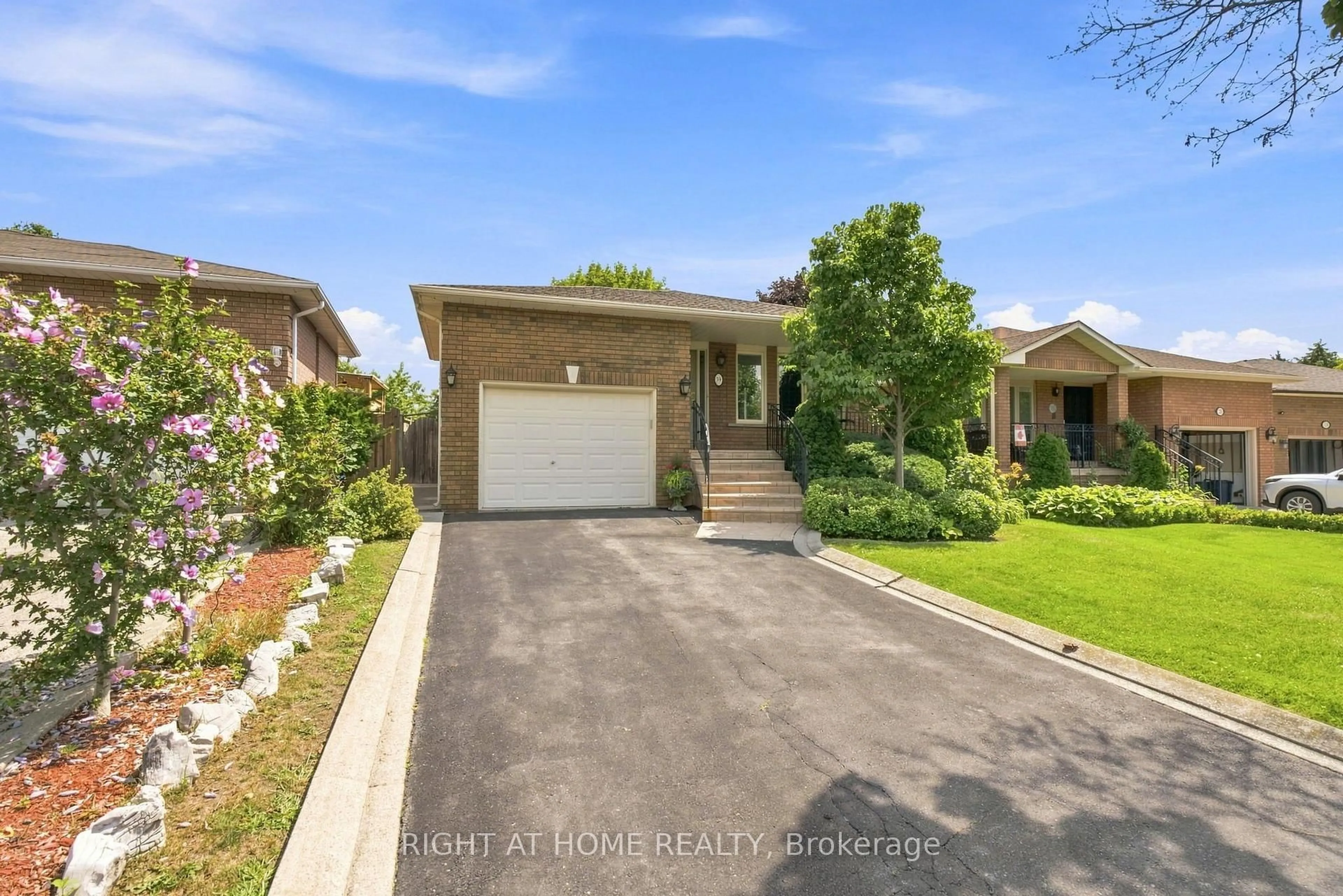 Home with brick exterior material, street for 39 Dante Crt, Vaughan Ontario L4L 7V5