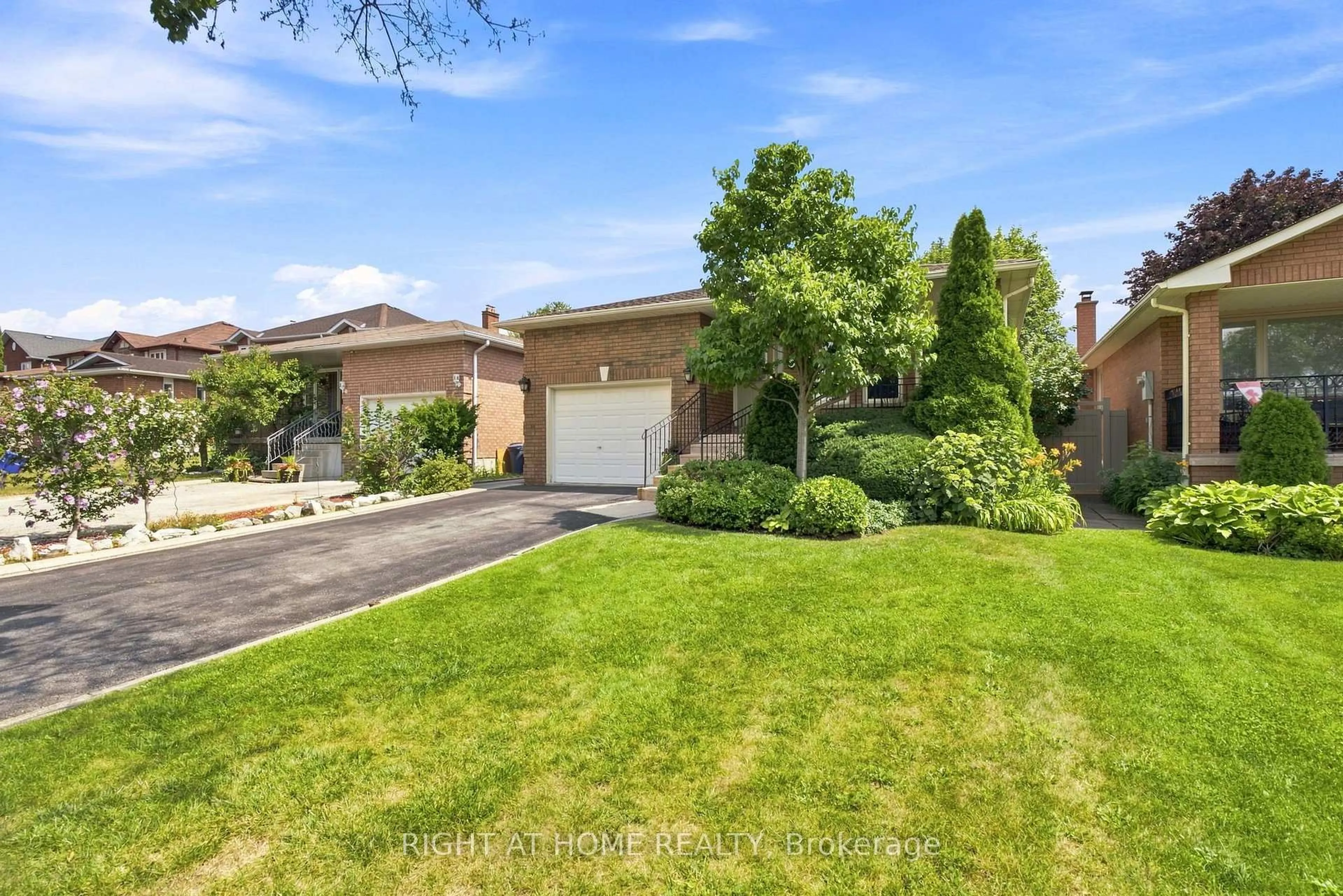 A pic from outside/outdoor area/front of a property/back of a property/a pic from drone, street for 39 Dante Crt, Vaughan Ontario L4L 7V5