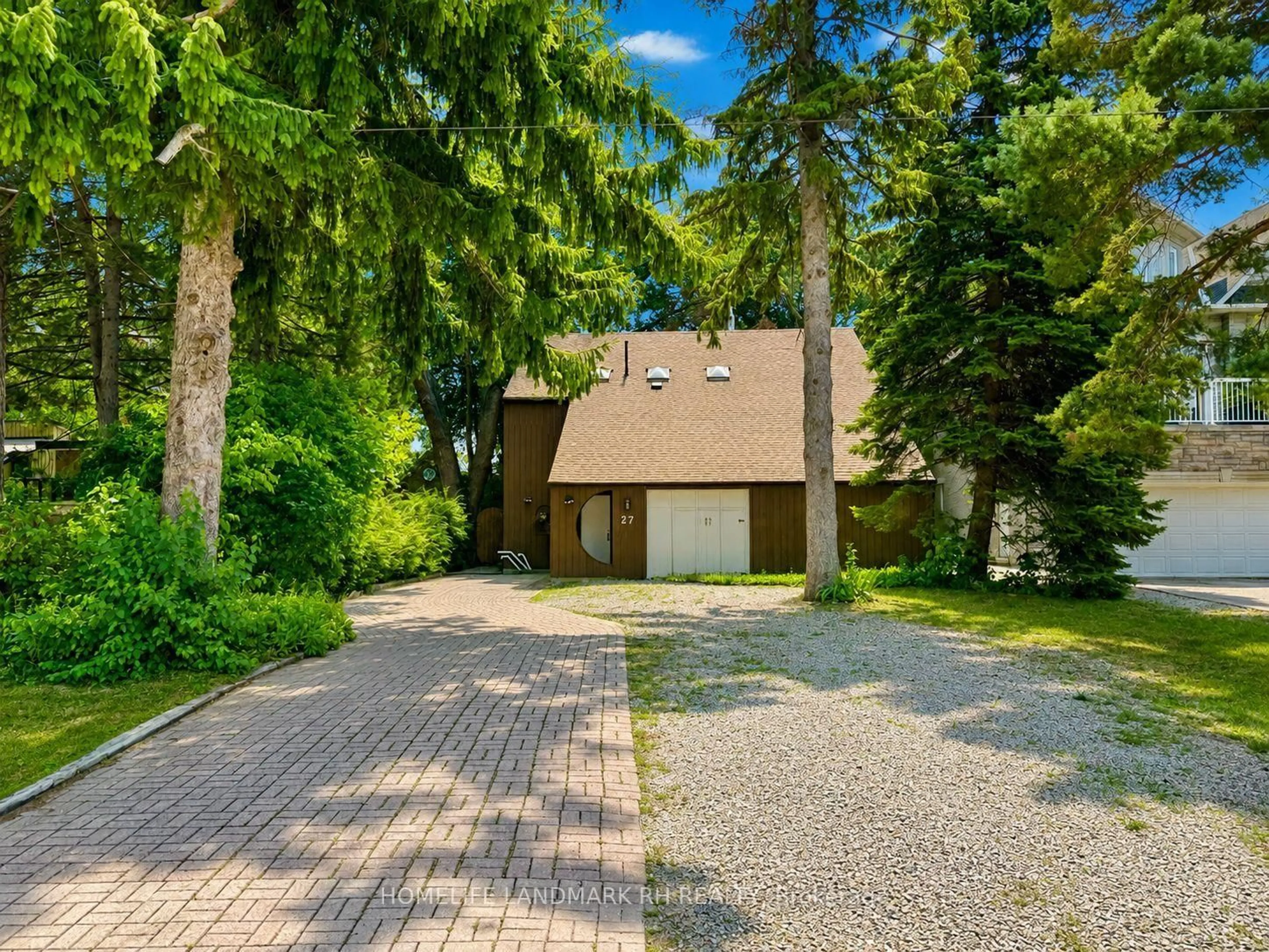 A pic from outside/outdoor area/front of a property/back of a property/a pic from drone, street for 27 East Dr, Markham Ontario L6G 1A3