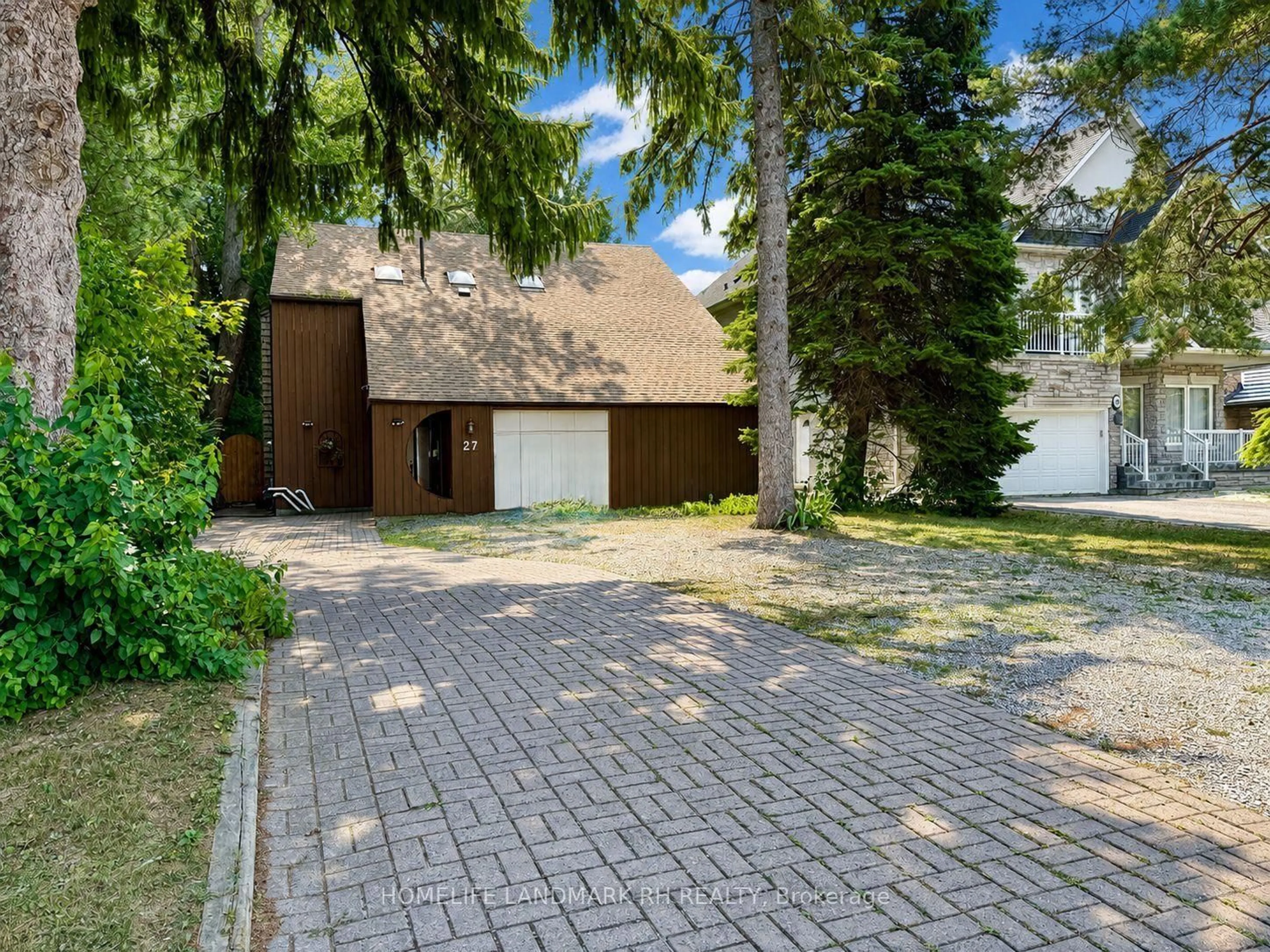 A pic from outside/outdoor area/front of a property/back of a property/a pic from drone, street for 27 East Dr, Markham Ontario L6G 1A3