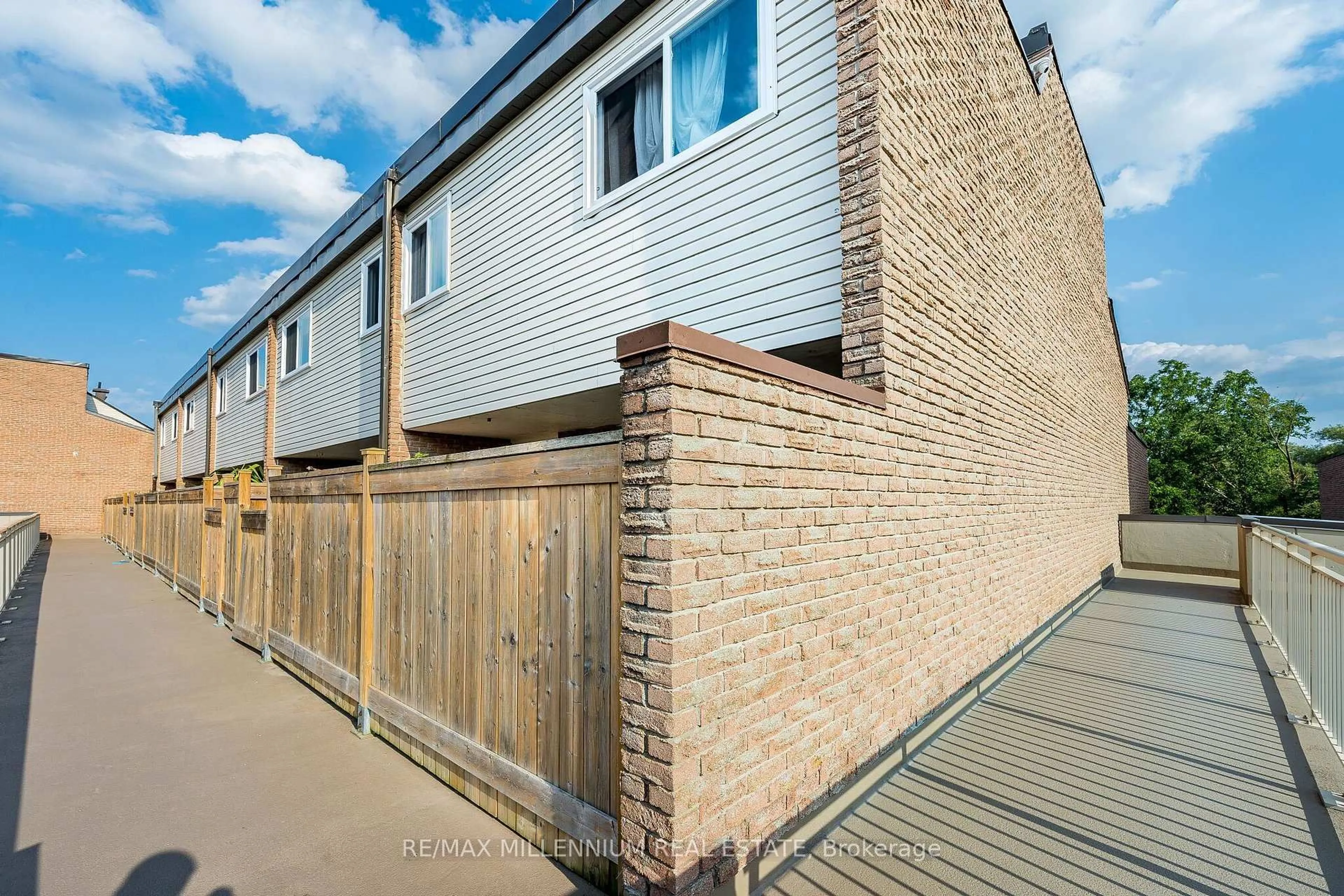 A pic from outside/outdoor area/front of a property/back of a property/a pic from drone, street for 301 Milestone Cres, Aurora Ontario L4G 3M2