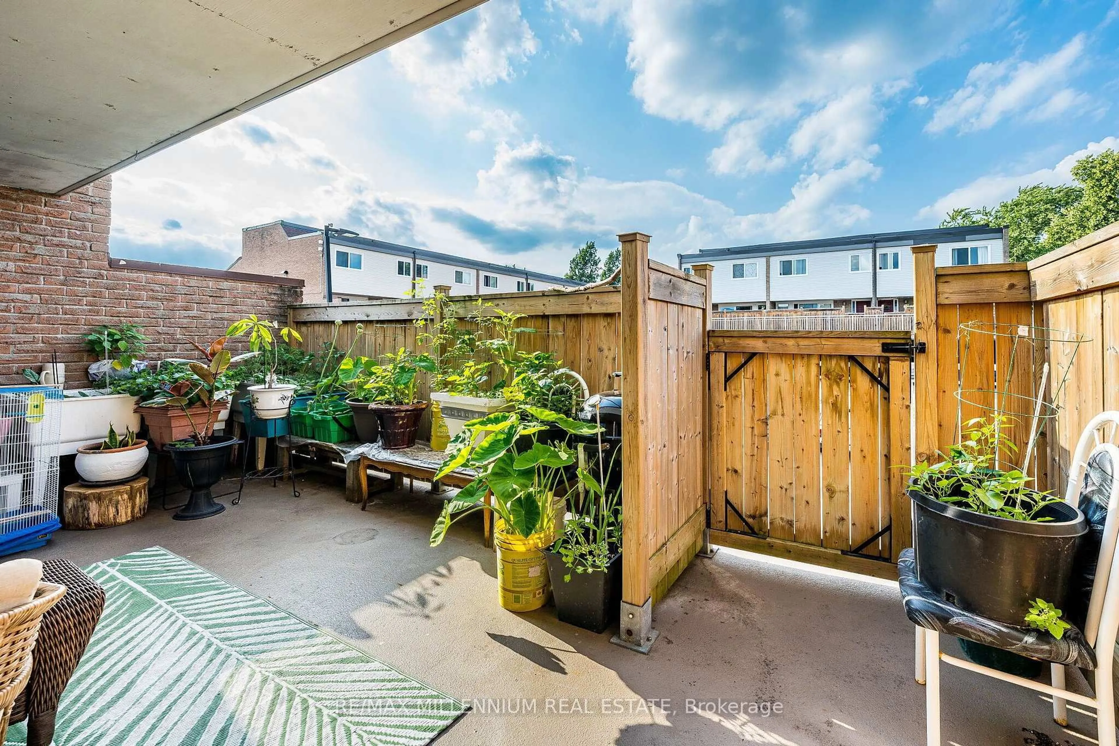 Patio, street for 301 Milestone Cres, Aurora Ontario L4G 3M2