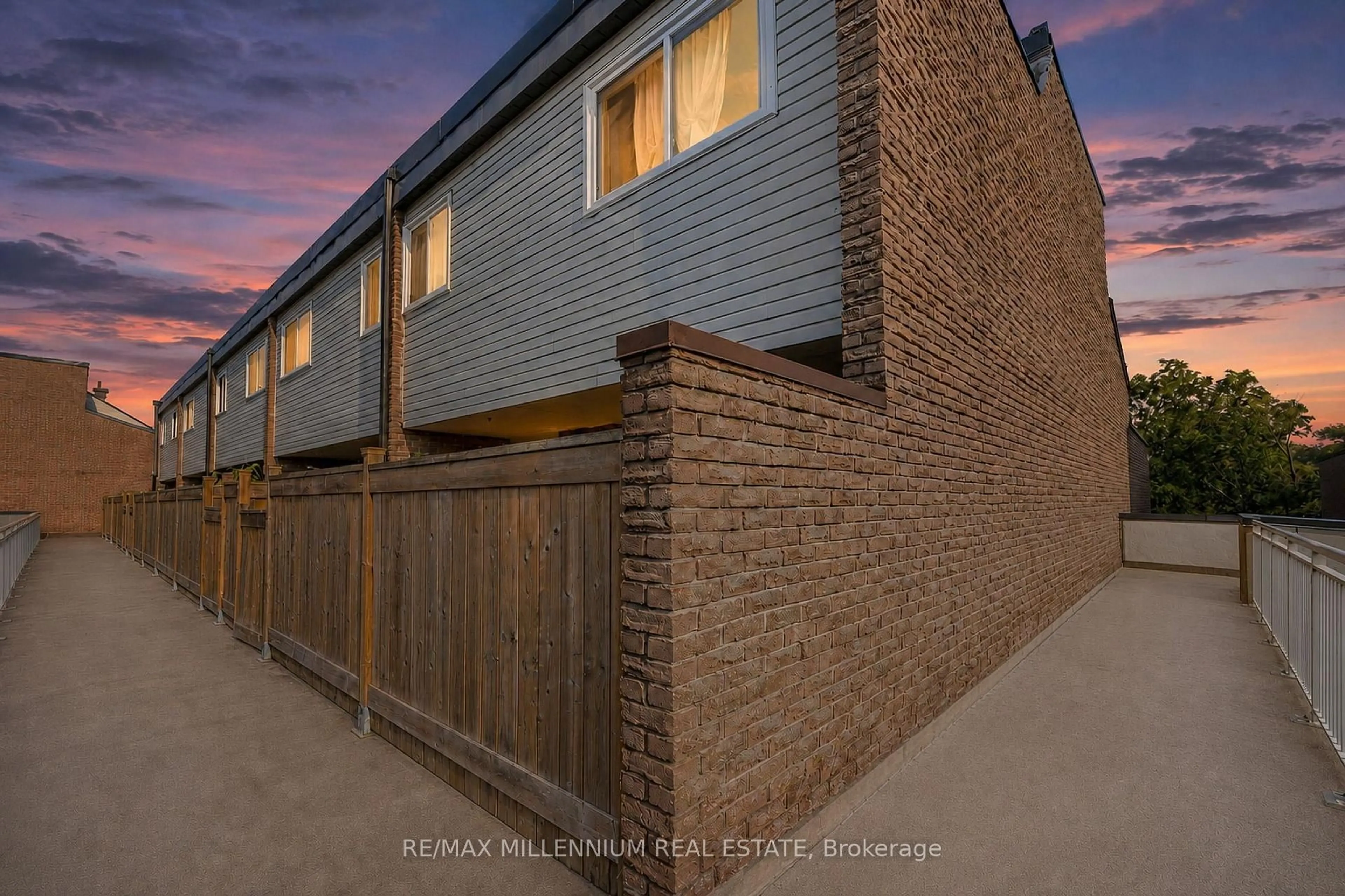 A pic from outside/outdoor area/front of a property/back of a property/a pic from drone, street for 301 Milestone Cres, Aurora Ontario L4G 3M2