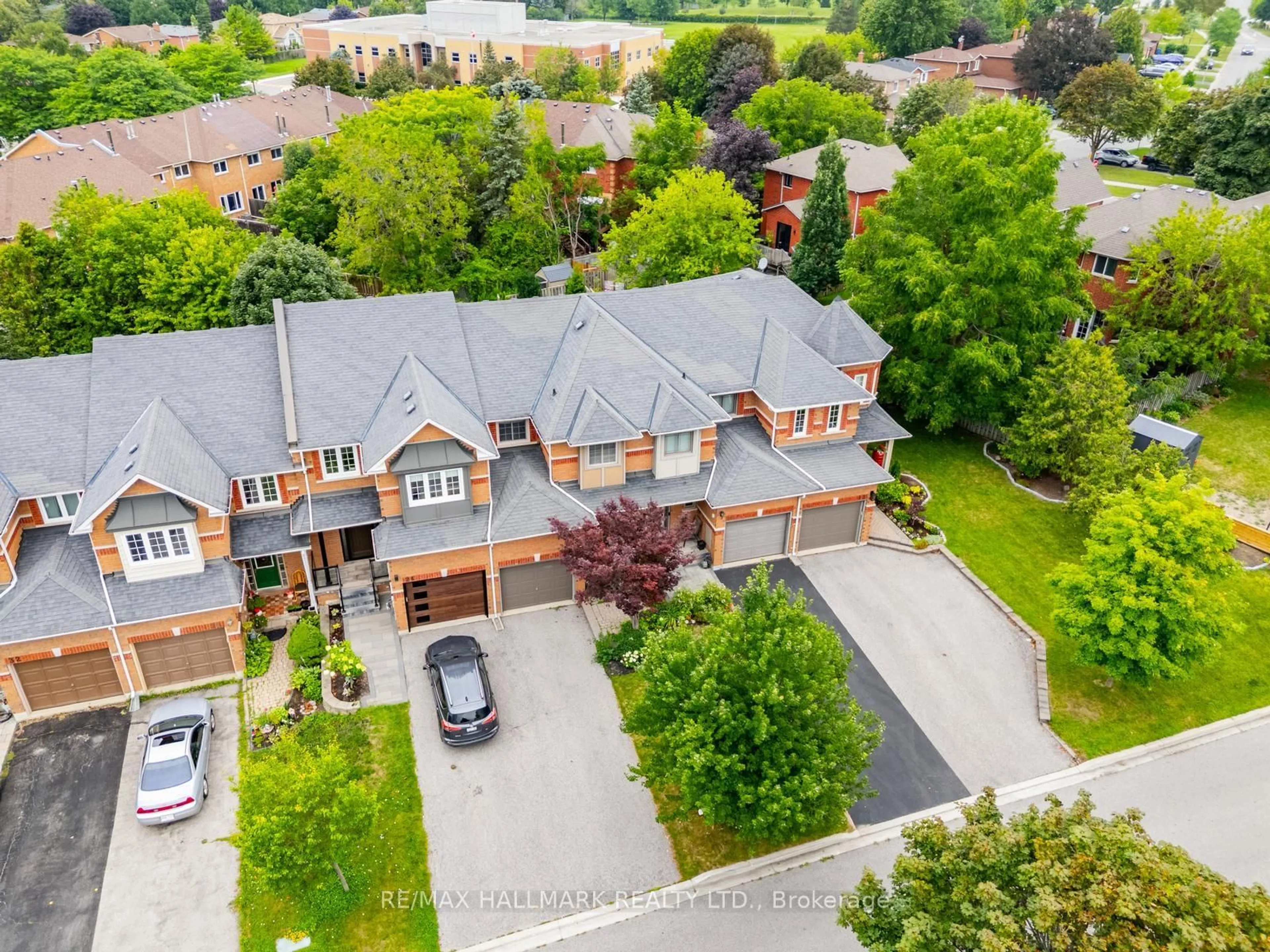 A pic from outside/outdoor area/front of a property/back of a property/a pic from drone, street for 20 Willoway Crt, Whitchurch-Stouffville Ontario L4A 1K7