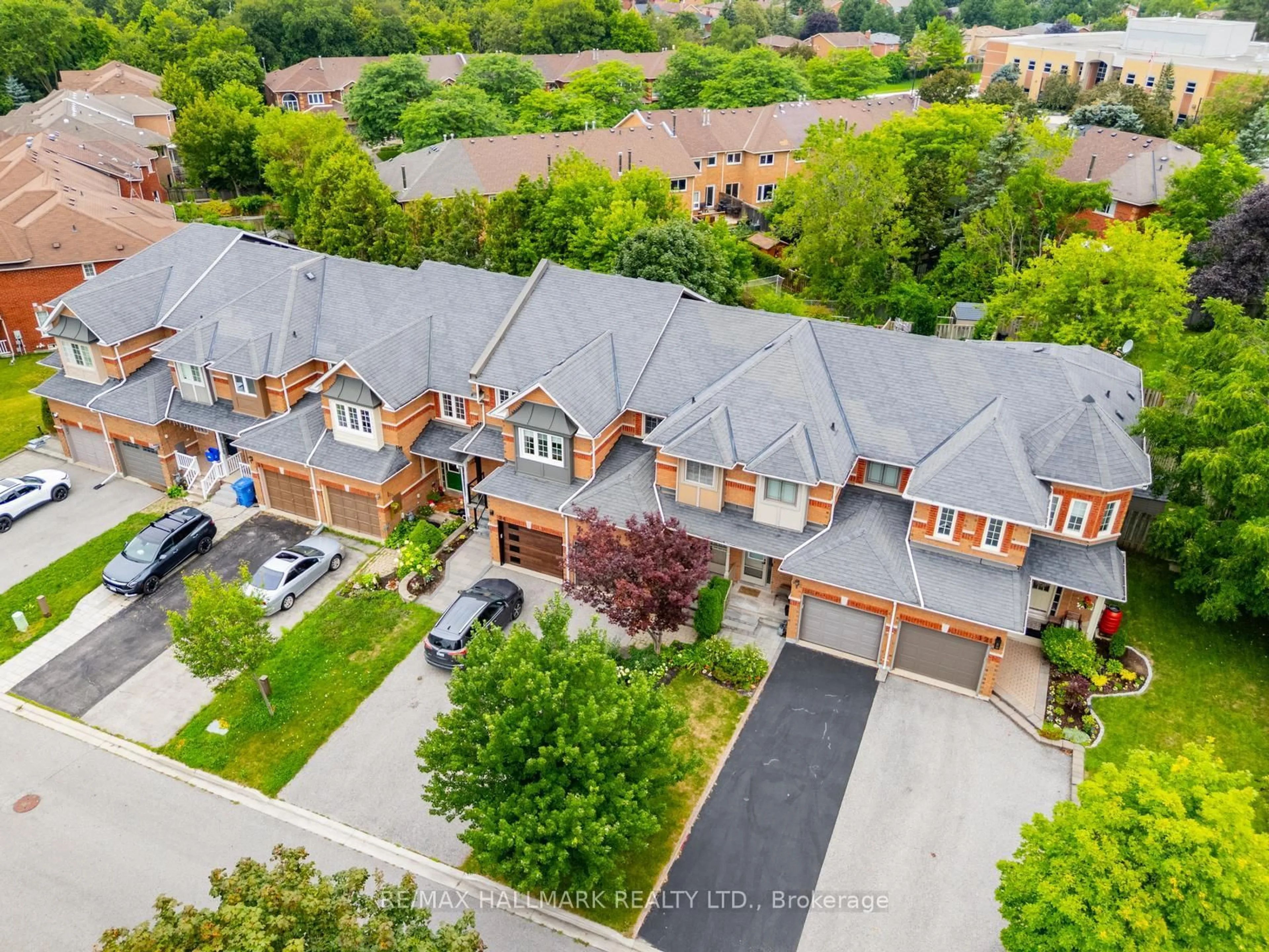 A pic from outside/outdoor area/front of a property/back of a property/a pic from drone, street for 20 Willoway Crt, Whitchurch-Stouffville Ontario L4A 1K7