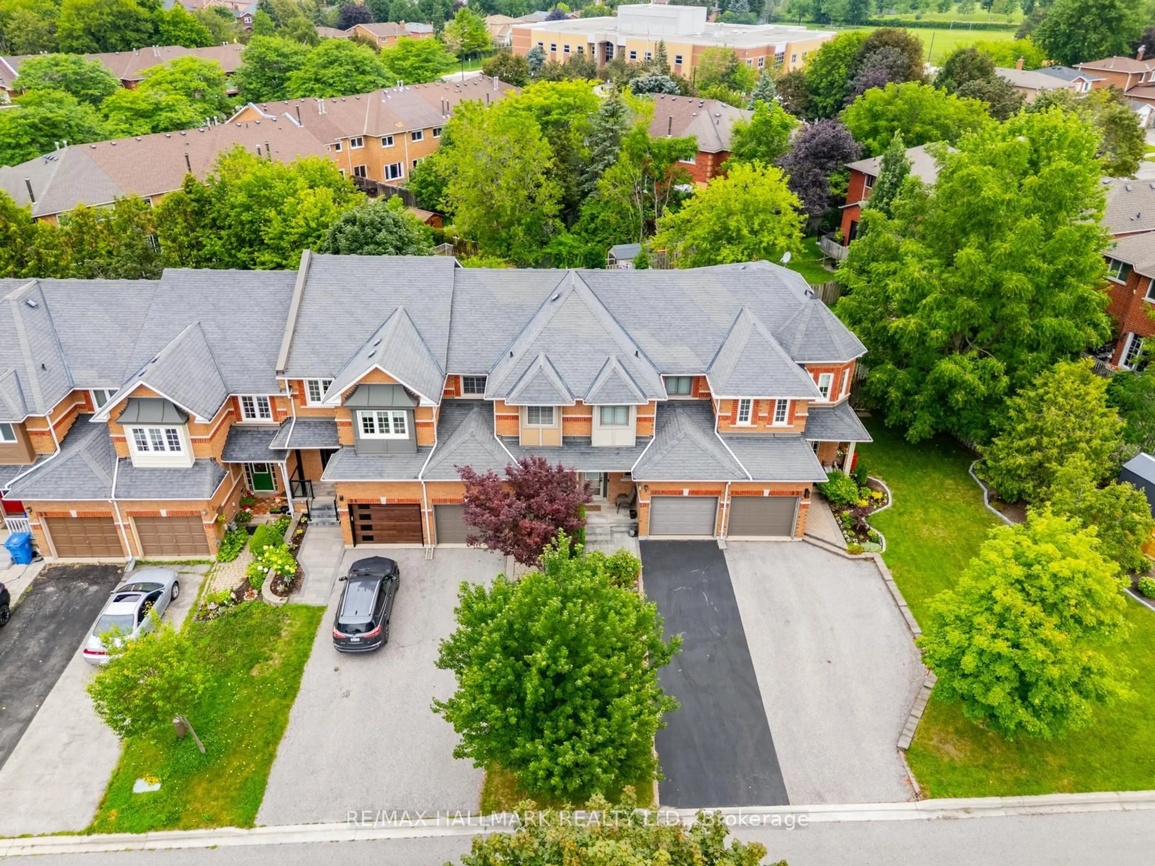 A pic from outside/outdoor area/front of a property/back of a property/a pic from drone, street for 20 Willoway Crt, Whitchurch-Stouffville Ontario L4A 1K7
