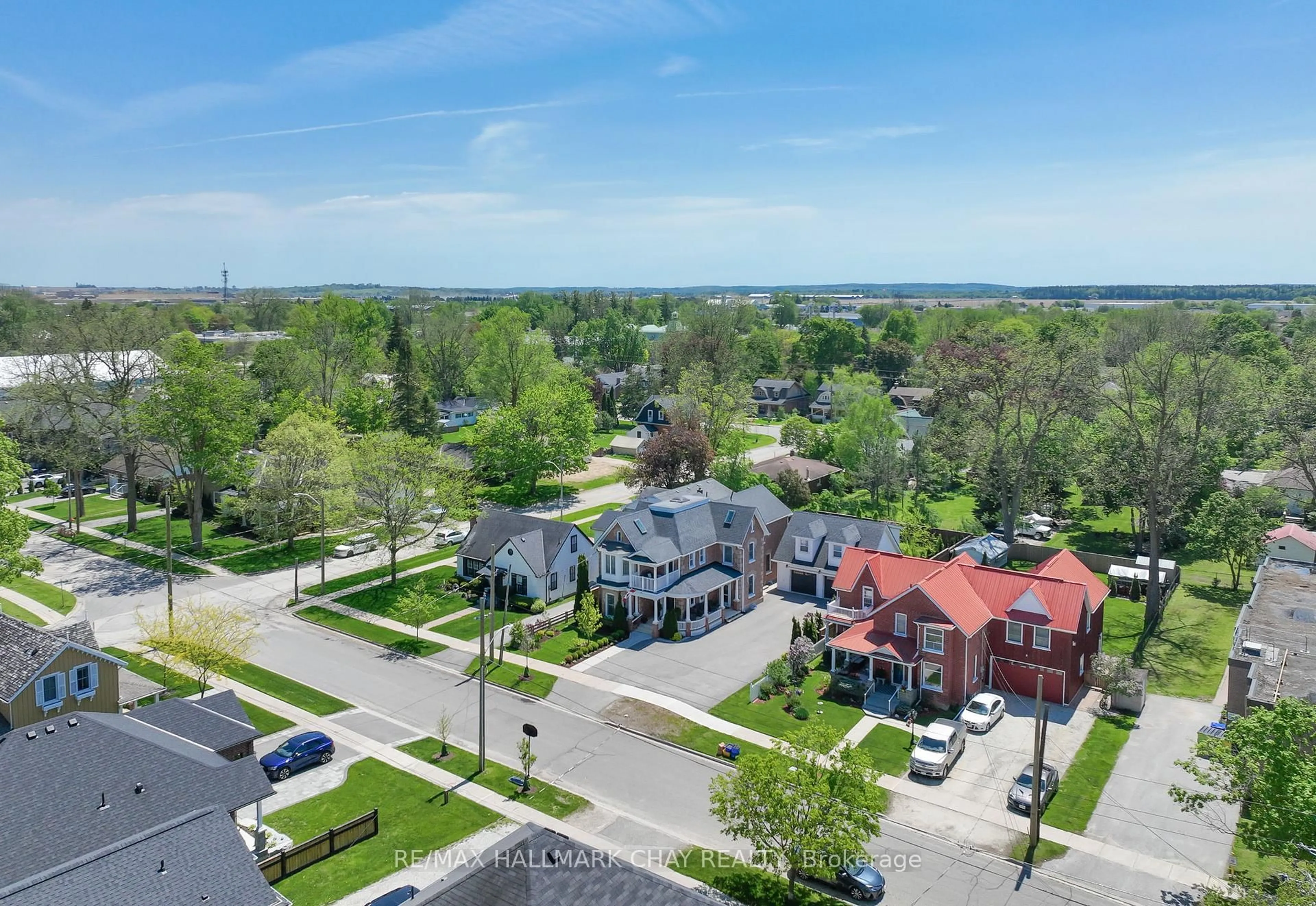 A pic from outside/outdoor area/front of a property/back of a property/a pic from drone, street for 97 Nelson St, New Tecumseth Ontario L9R 1H1