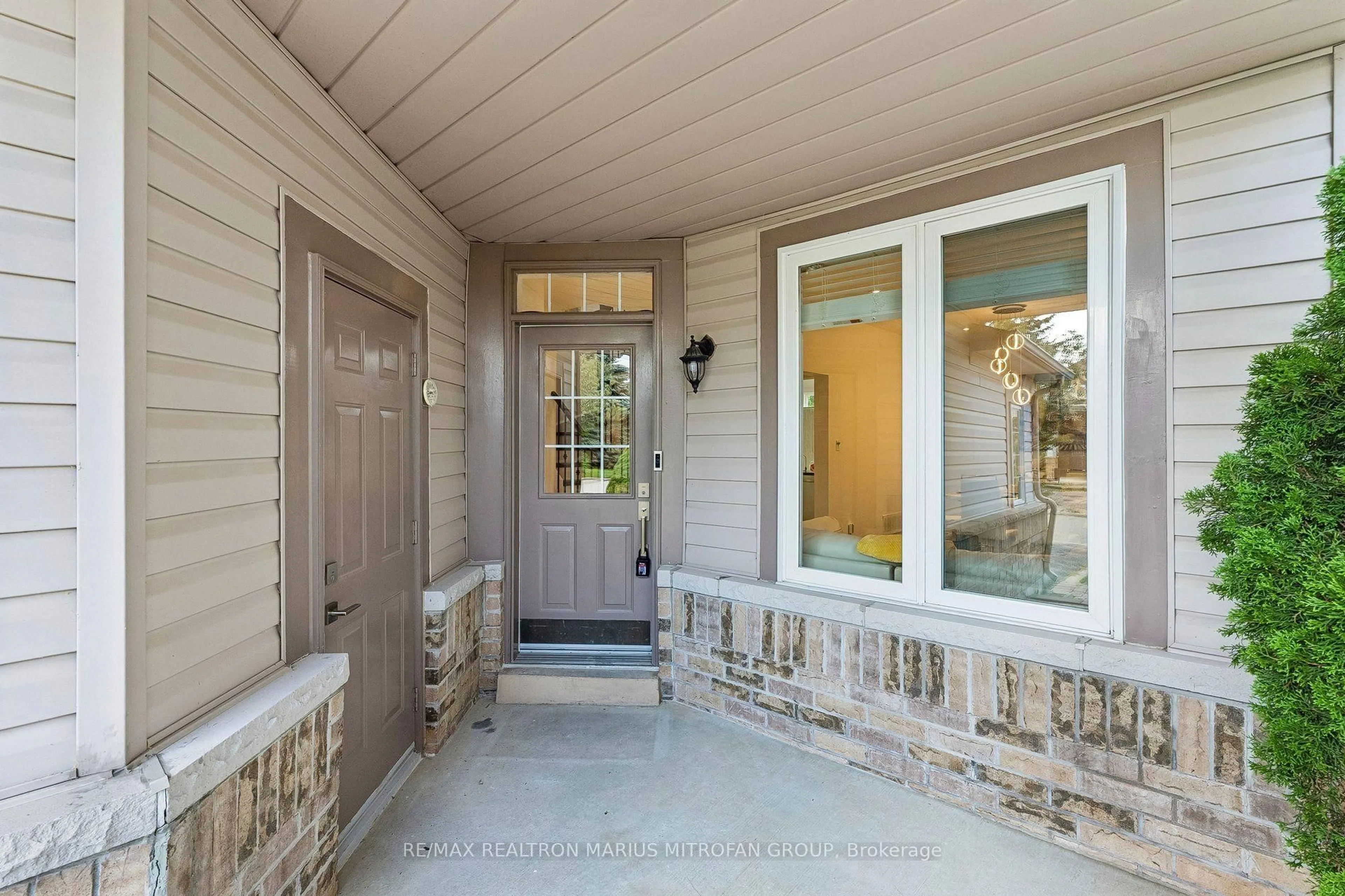 Indoor entryway for 16 Trout Lily Ave, Markham Ontario L3S 4C1