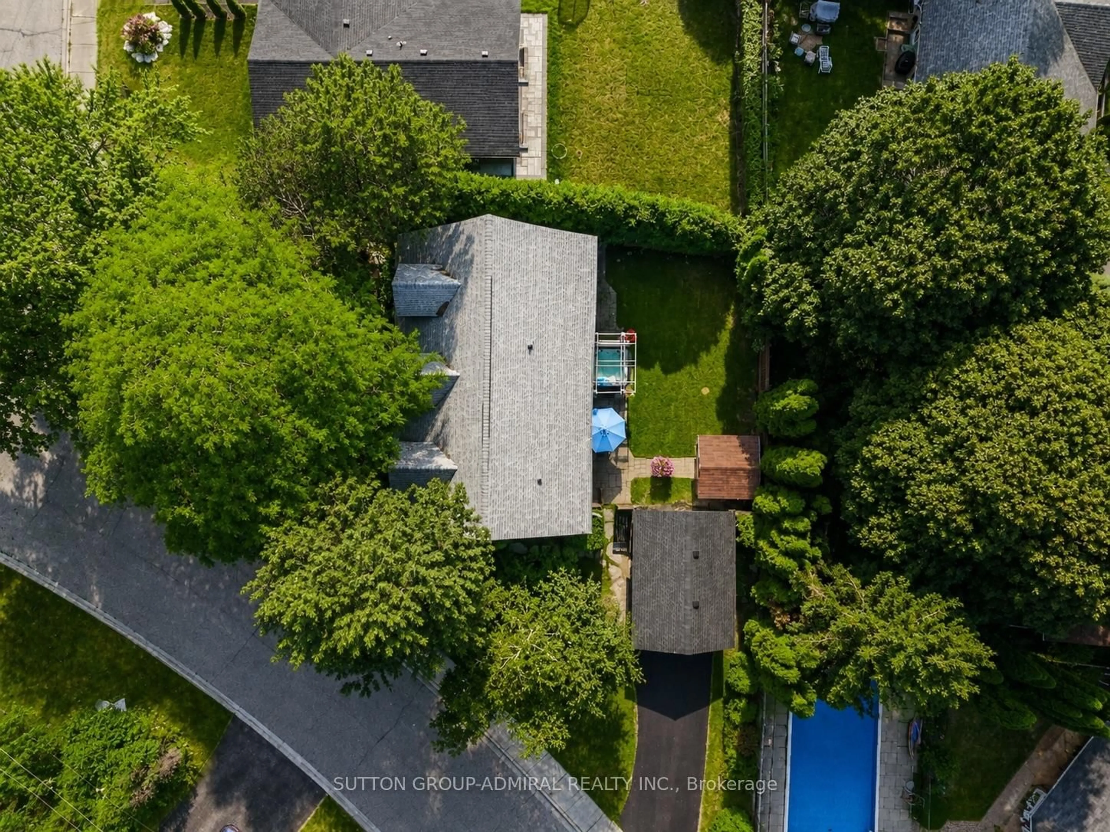 A pic from outside/outdoor area/front of a property/back of a property/a pic from drone, unknown for 54 Starlight Cres, Richmond Hill Ontario L4C 4X5