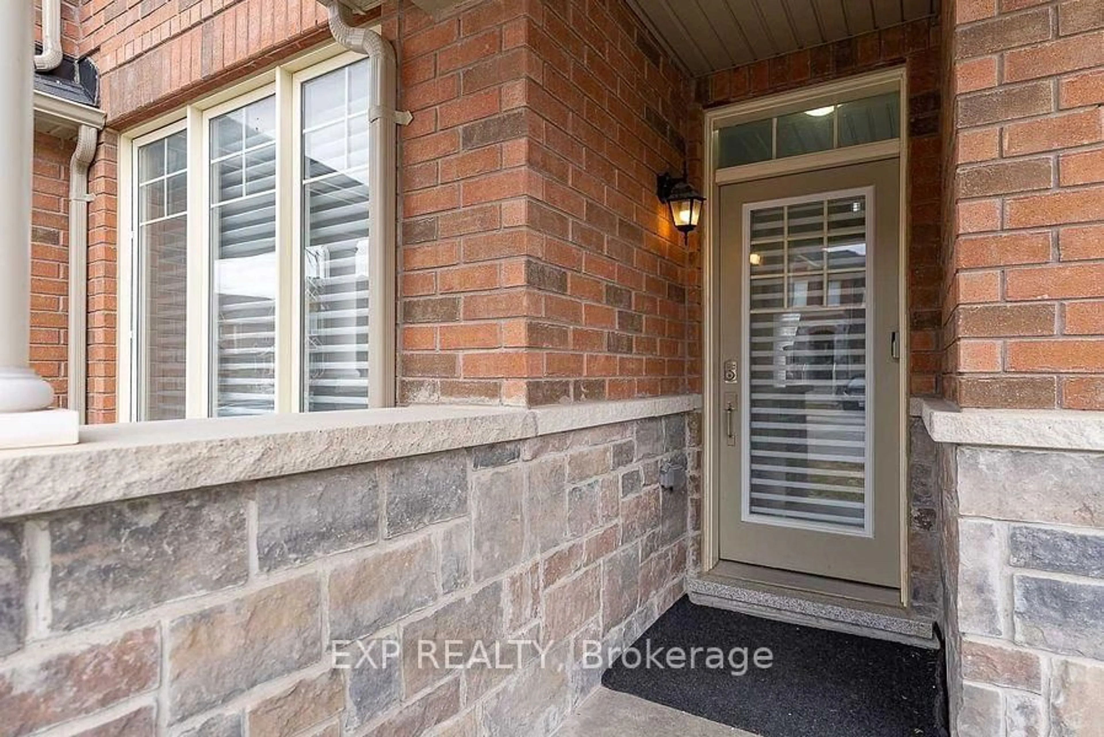 Indoor entryway for 6 Frederick Pearson St, East Gwillimbury Ontario L9N 0R9