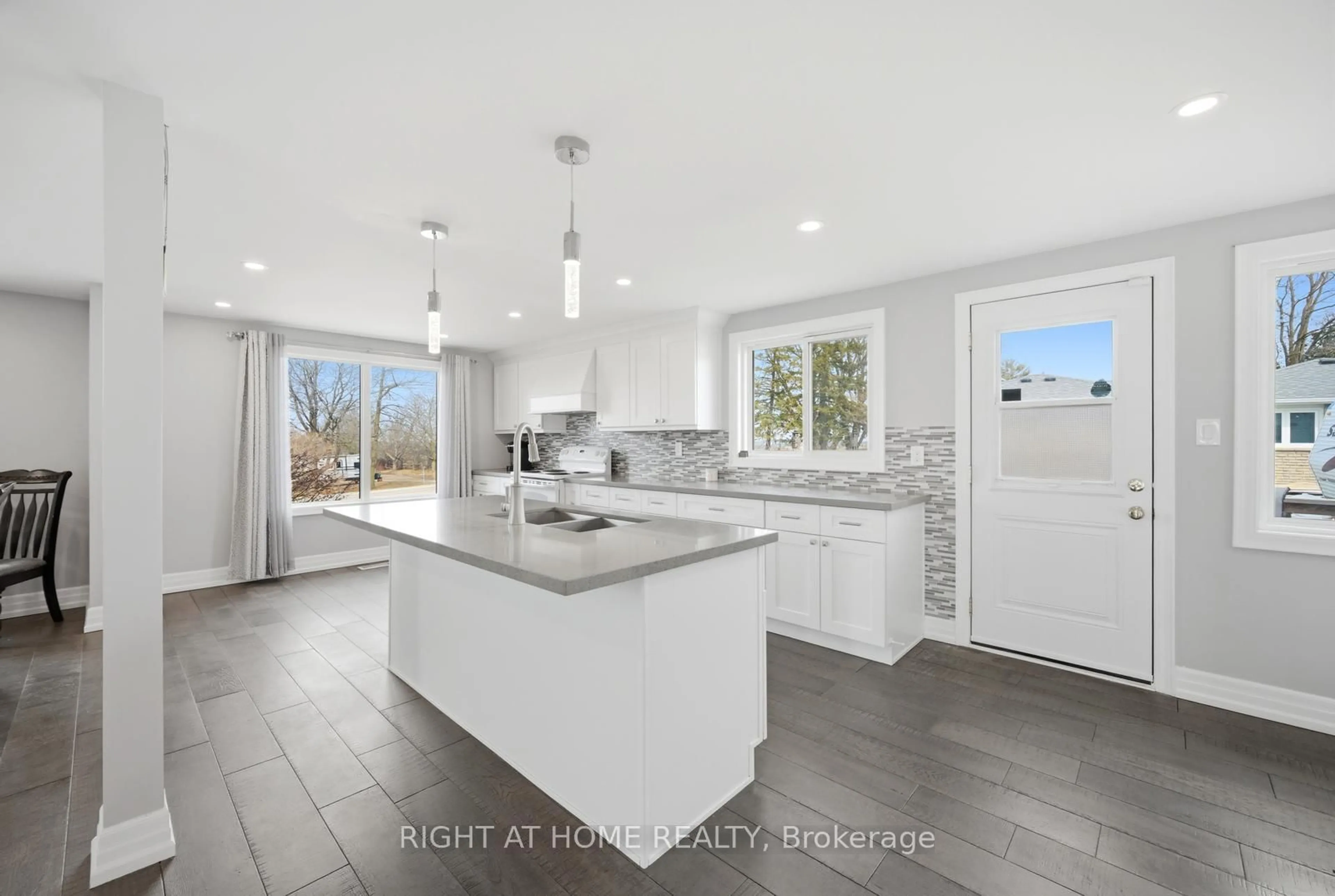 Open concept kitchen, ceramic/tile floor for 5885 7th Line, New Tecumseth Ontario L0G 1A0
