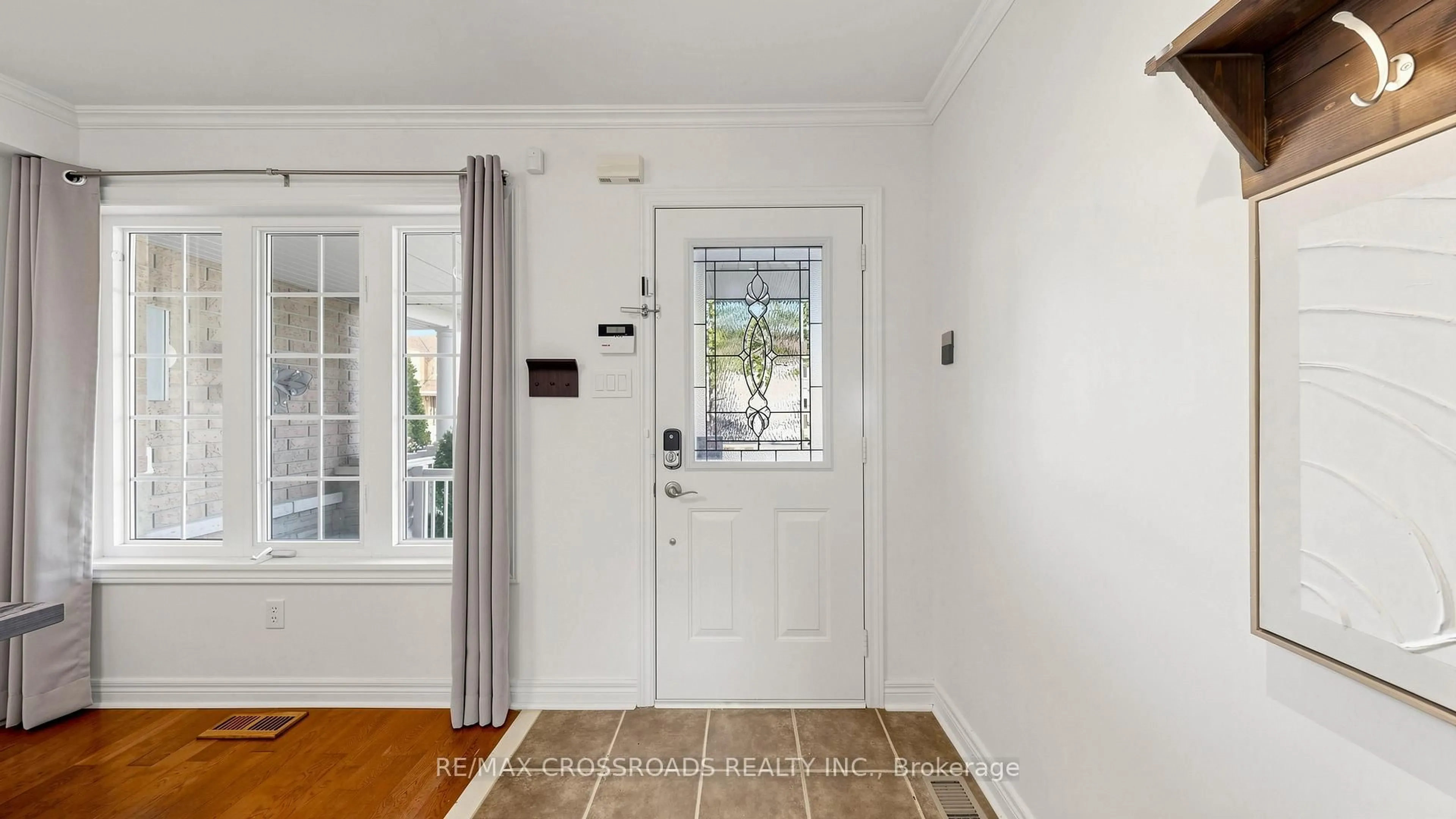 Indoor entryway for 264 Coachwhip Tr, Newmarket Ontario L3X 2Z6