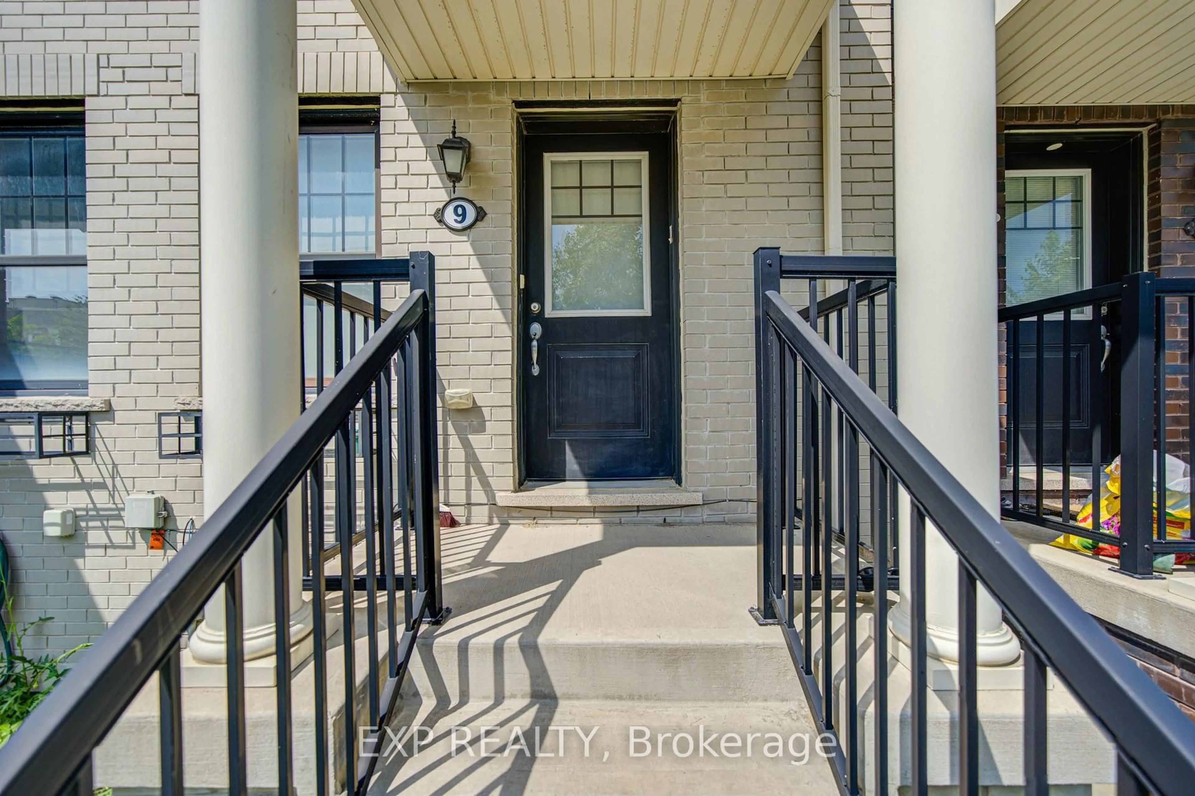 Indoor entryway for 9 Milt Storey Lane, Whitchurch-Stouffville Ontario L4A 1Y4