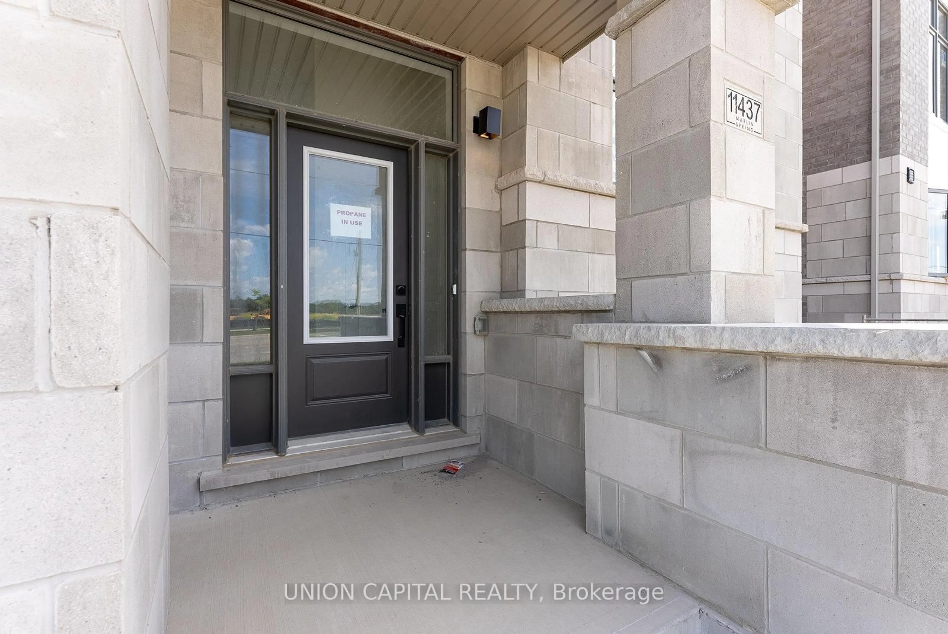 Indoor entryway for 11437 Leslie St, Richmond Hill Ontario L4S 0N7