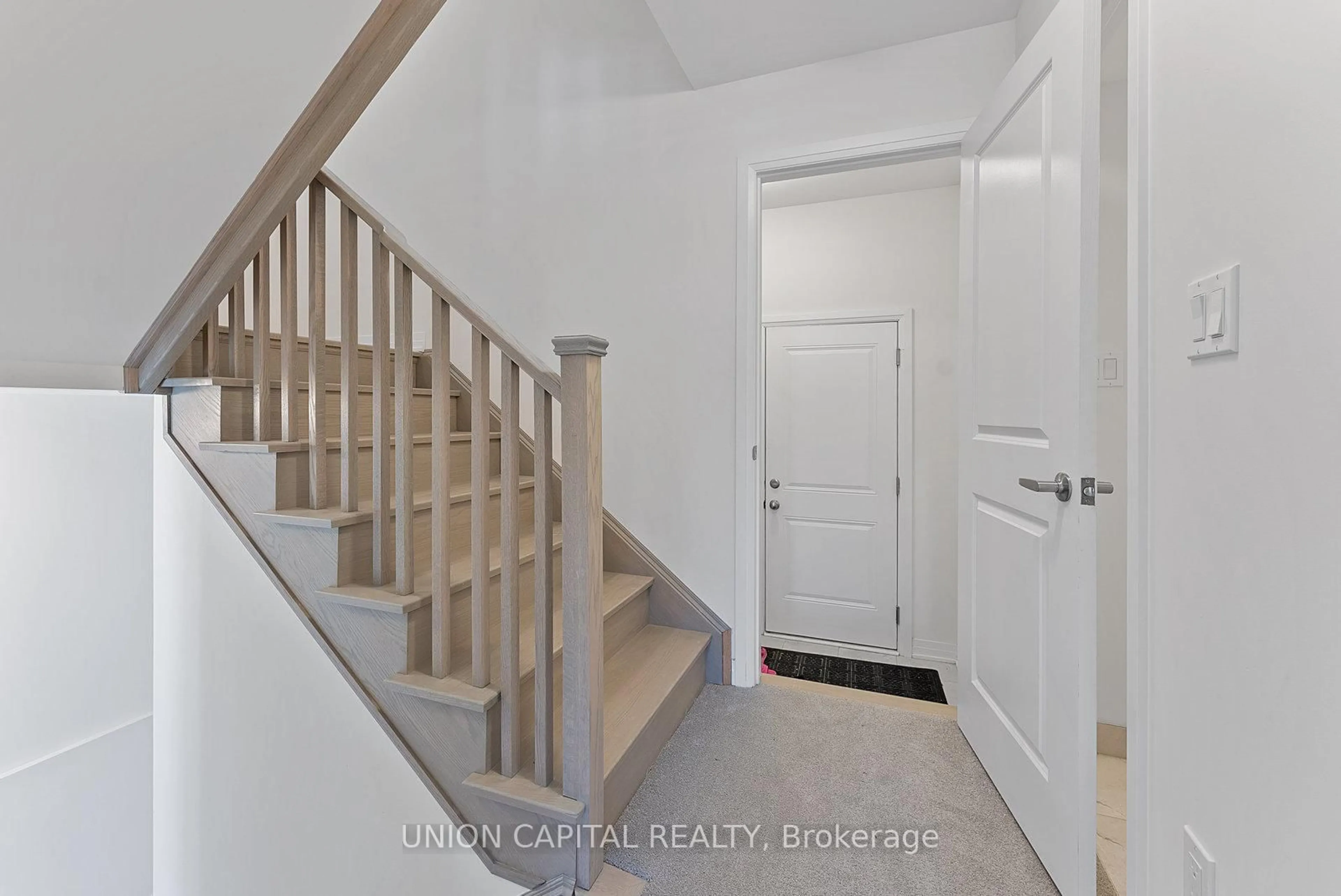 Indoor entryway for 11437 Leslie St, Richmond Hill Ontario L4S 0N7
