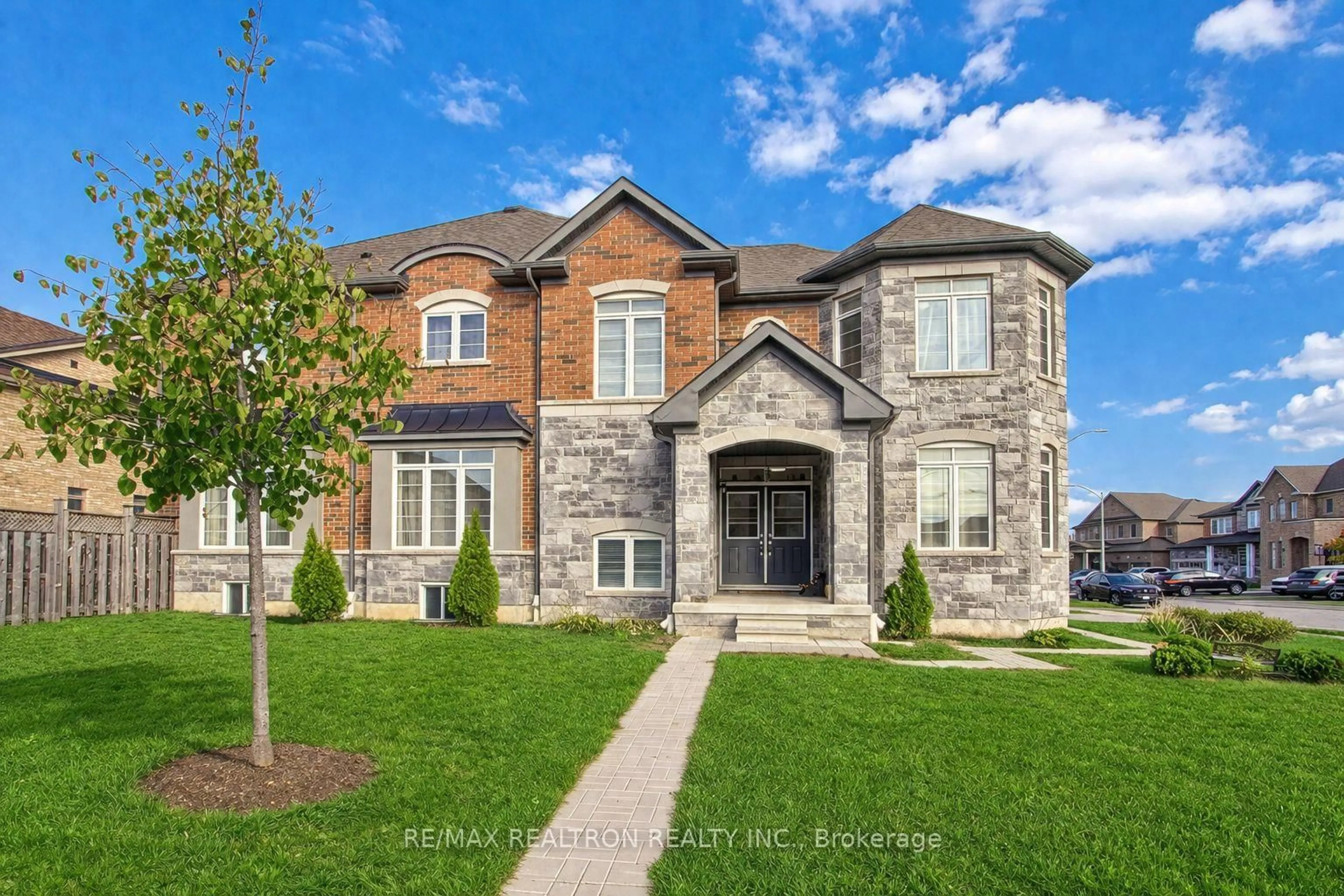 Home with brick exterior material, street for 2236 Lozenby St, Innisfil Ontario L9S 0M8