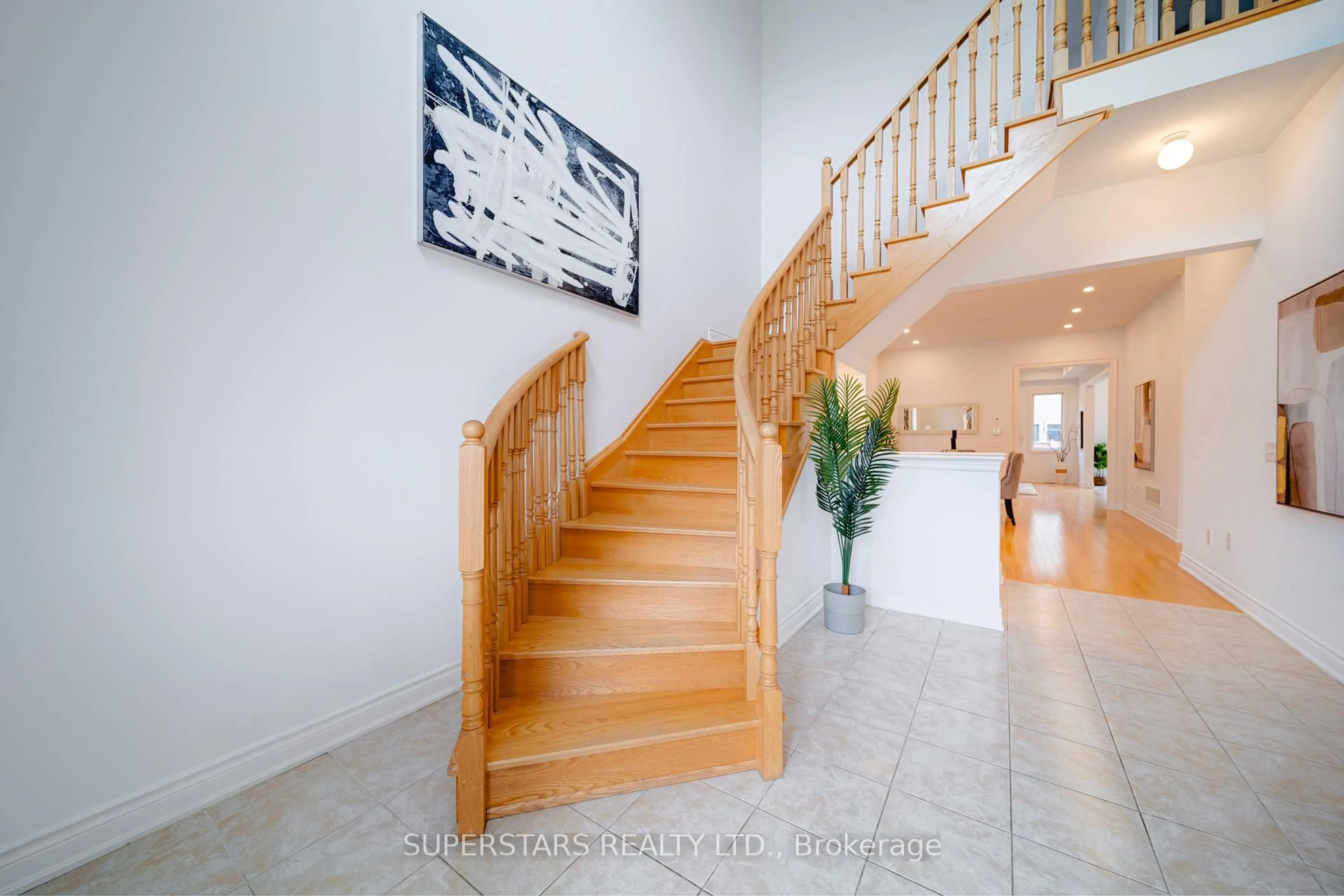 Indoor foyer for 6 Temple Ave, East Gwillimbury Ontario L9N 0P2