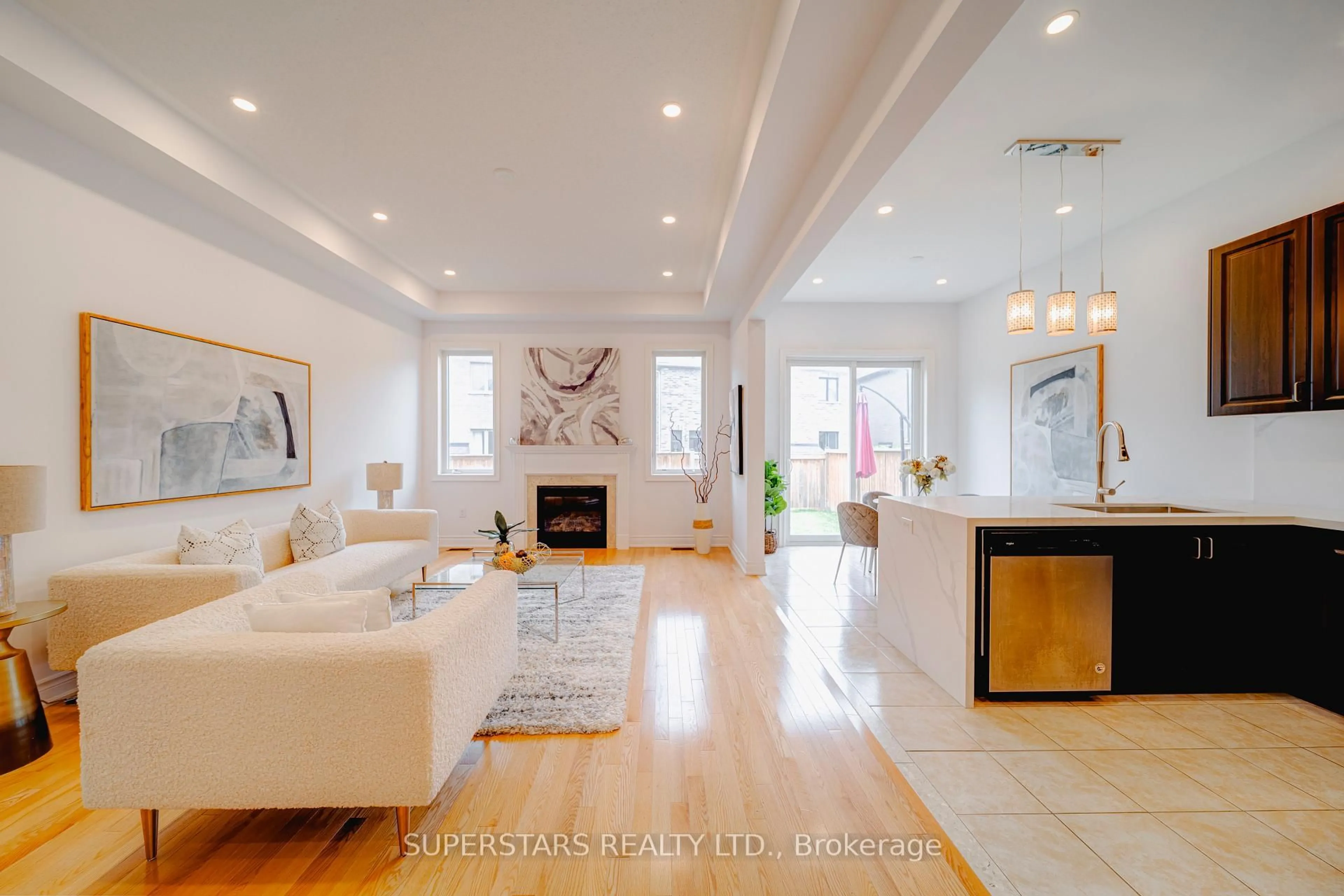 Living room with furniture, ceramic/tile floor for 6 Temple Ave, East Gwillimbury Ontario L9N 0P2
