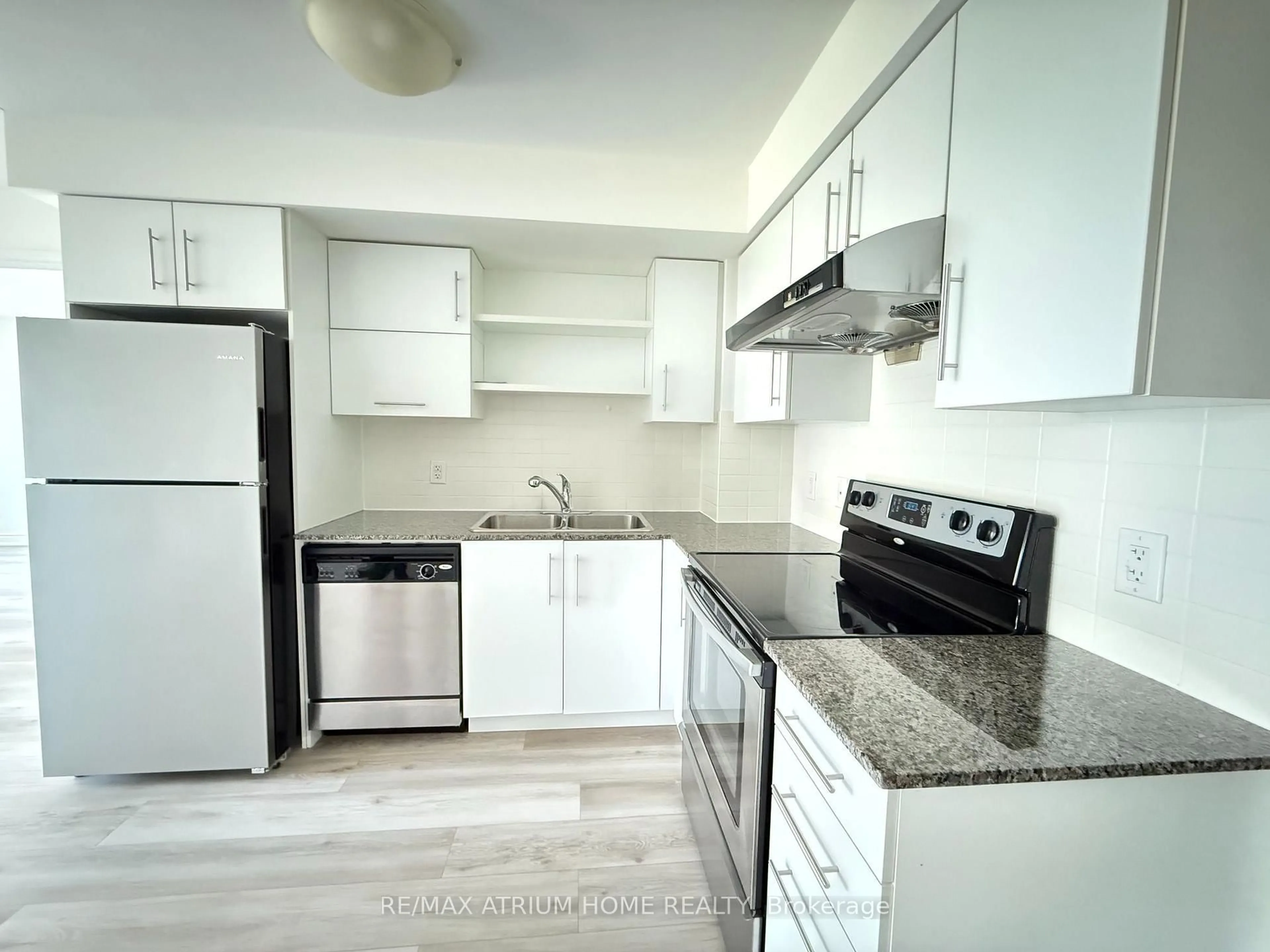 Standard kitchen, wood/laminate floor for 233 South Park Rd #L3T 0B4, Markham Ontario L3T 0B4