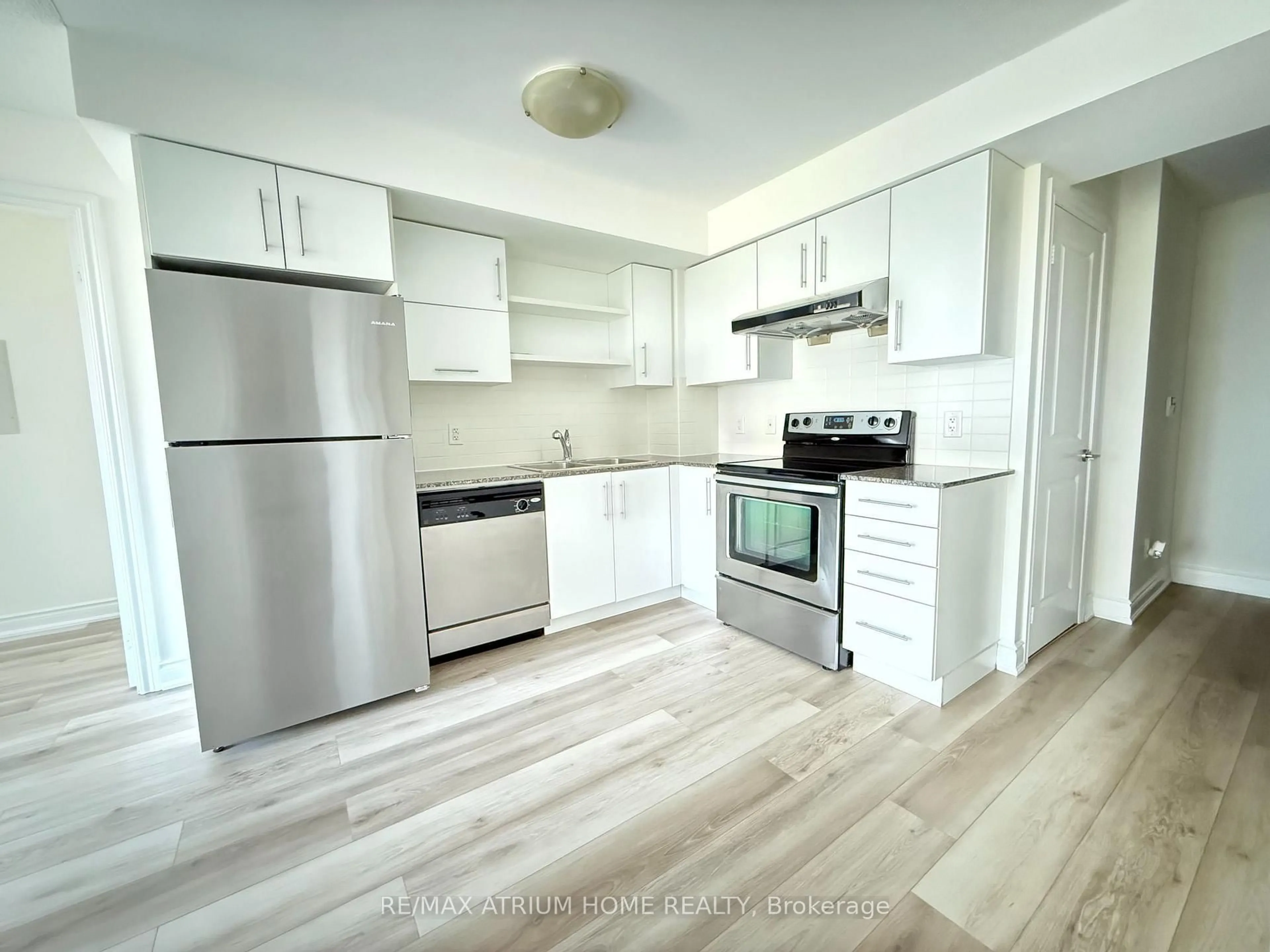 Standard kitchen, wood/laminate floor for 233 South Park Rd #L3T 0B4, Markham Ontario L3T 0B4