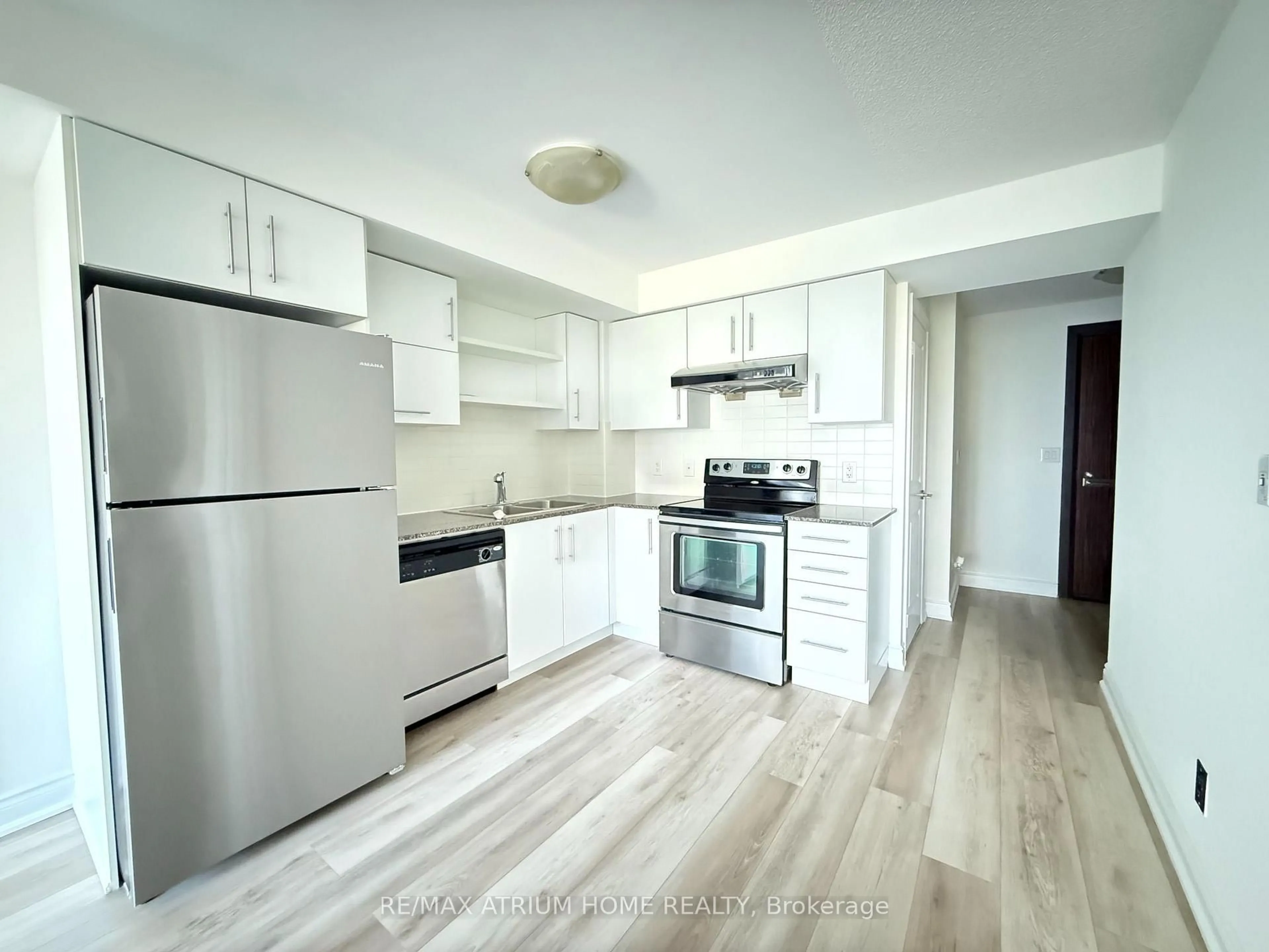 Standard kitchen, wood/laminate floor for 233 South Park Rd #L3T 0B4, Markham Ontario L3T 0B4