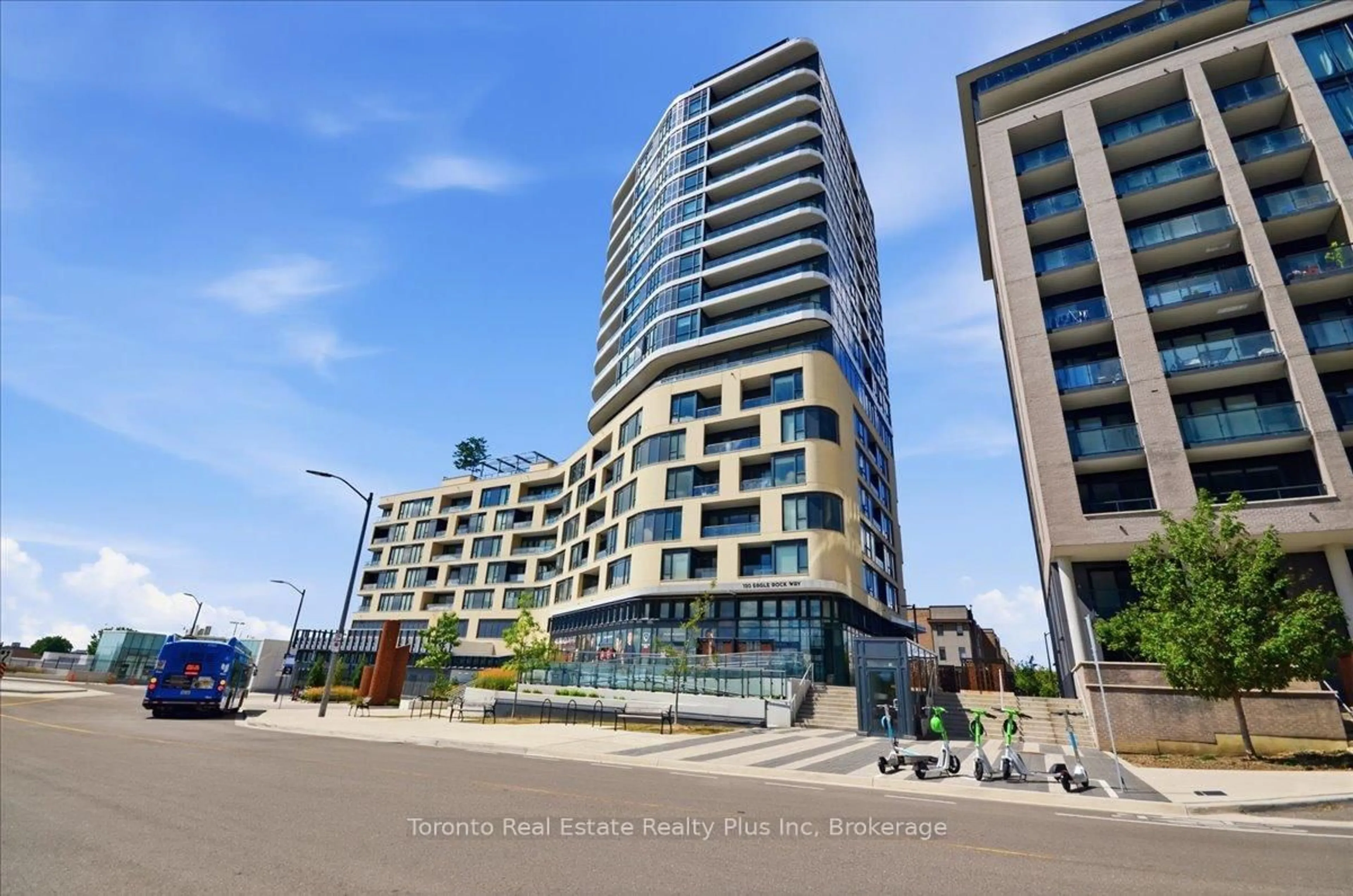 Patio, building for 120 Eagle Rock Way #304, Vaughan Ontario L6A 5C2