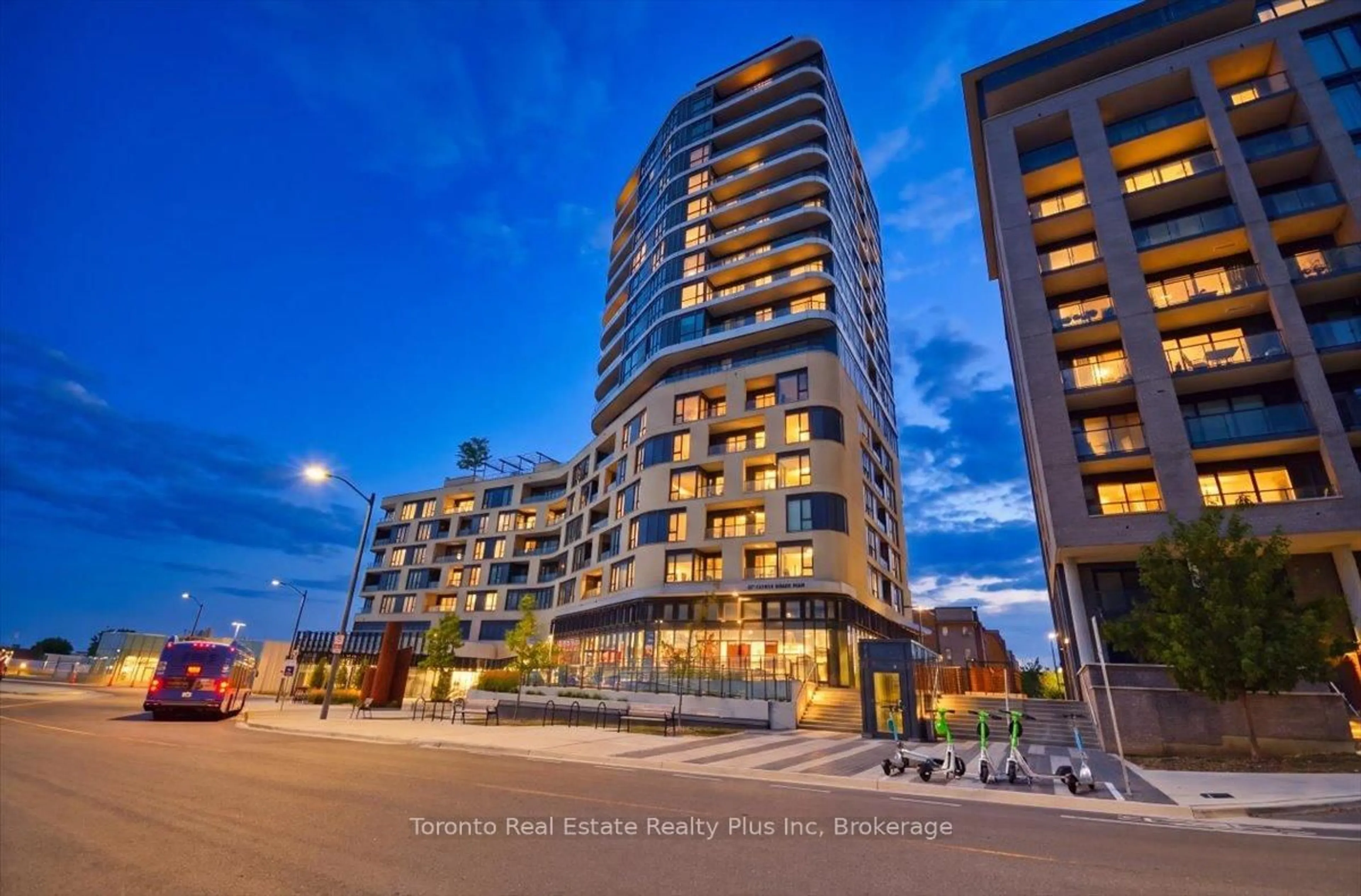 Patio, building for 120 Eagle Rock Way #304, Vaughan Ontario L6A 5C2